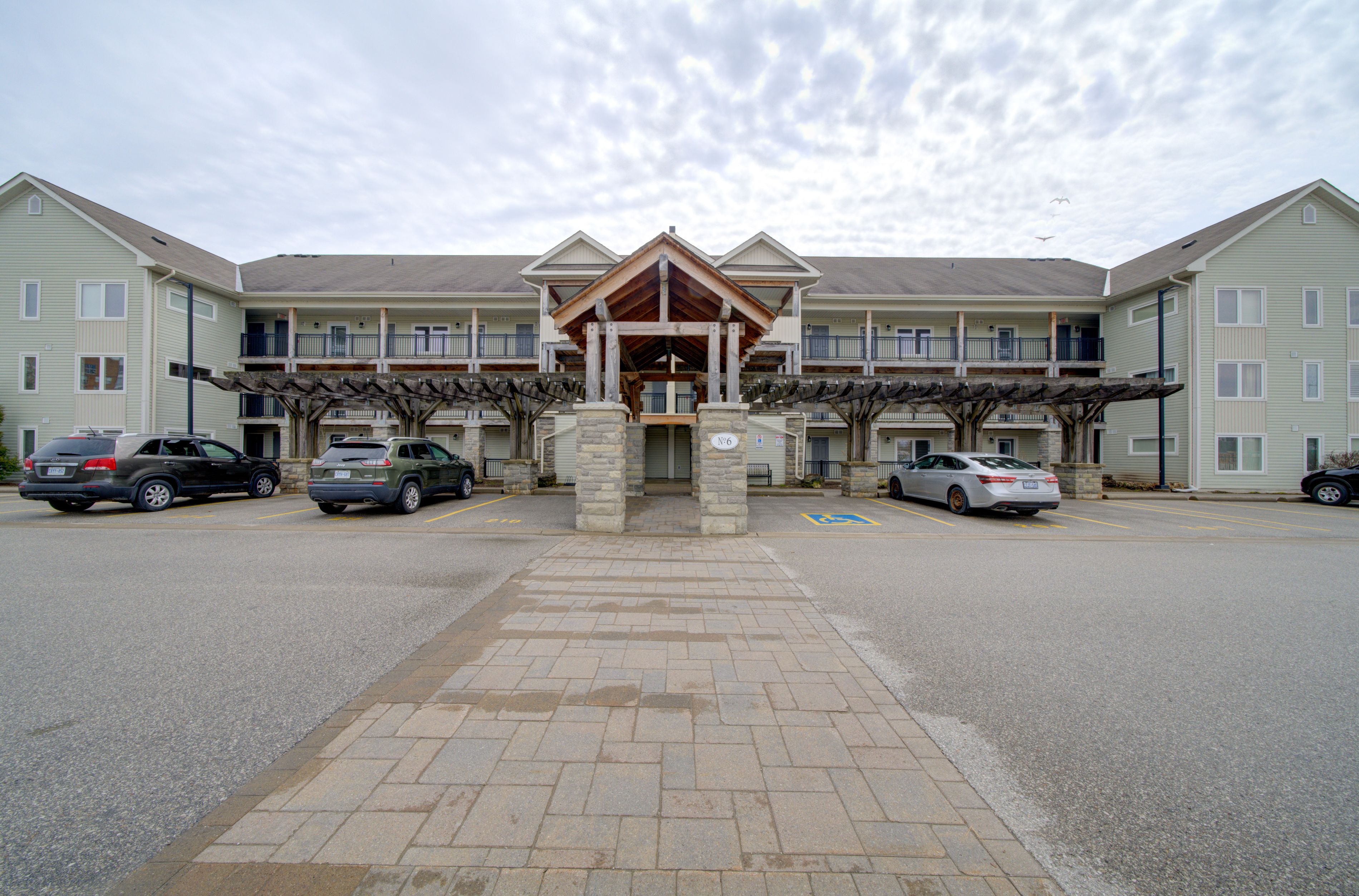 6 Brandy Lane Drive 105, Collingwood, On L9y 0x4