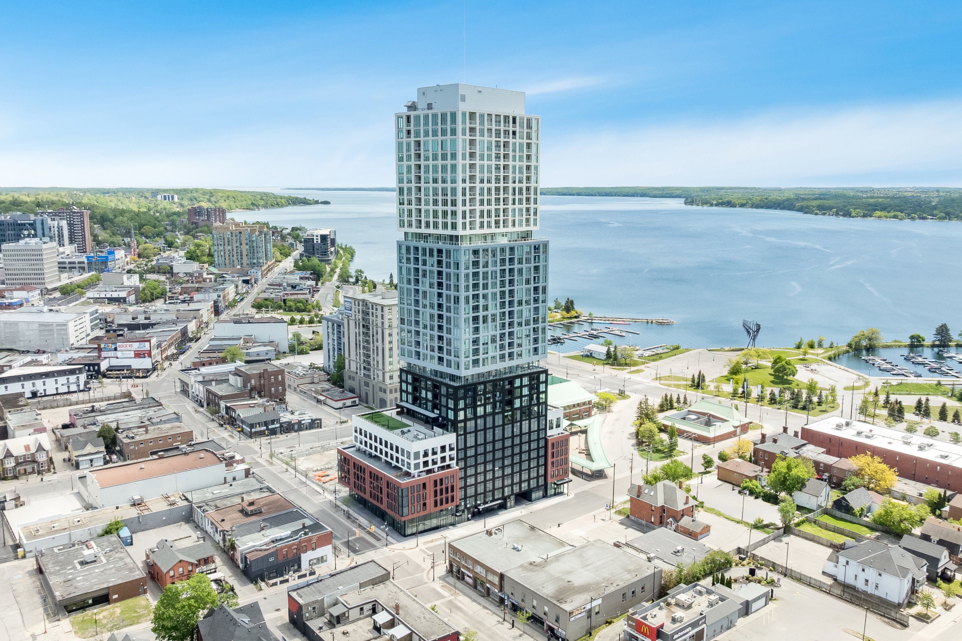 39 Mary Street 1706, Barrie, On L4n 1s9