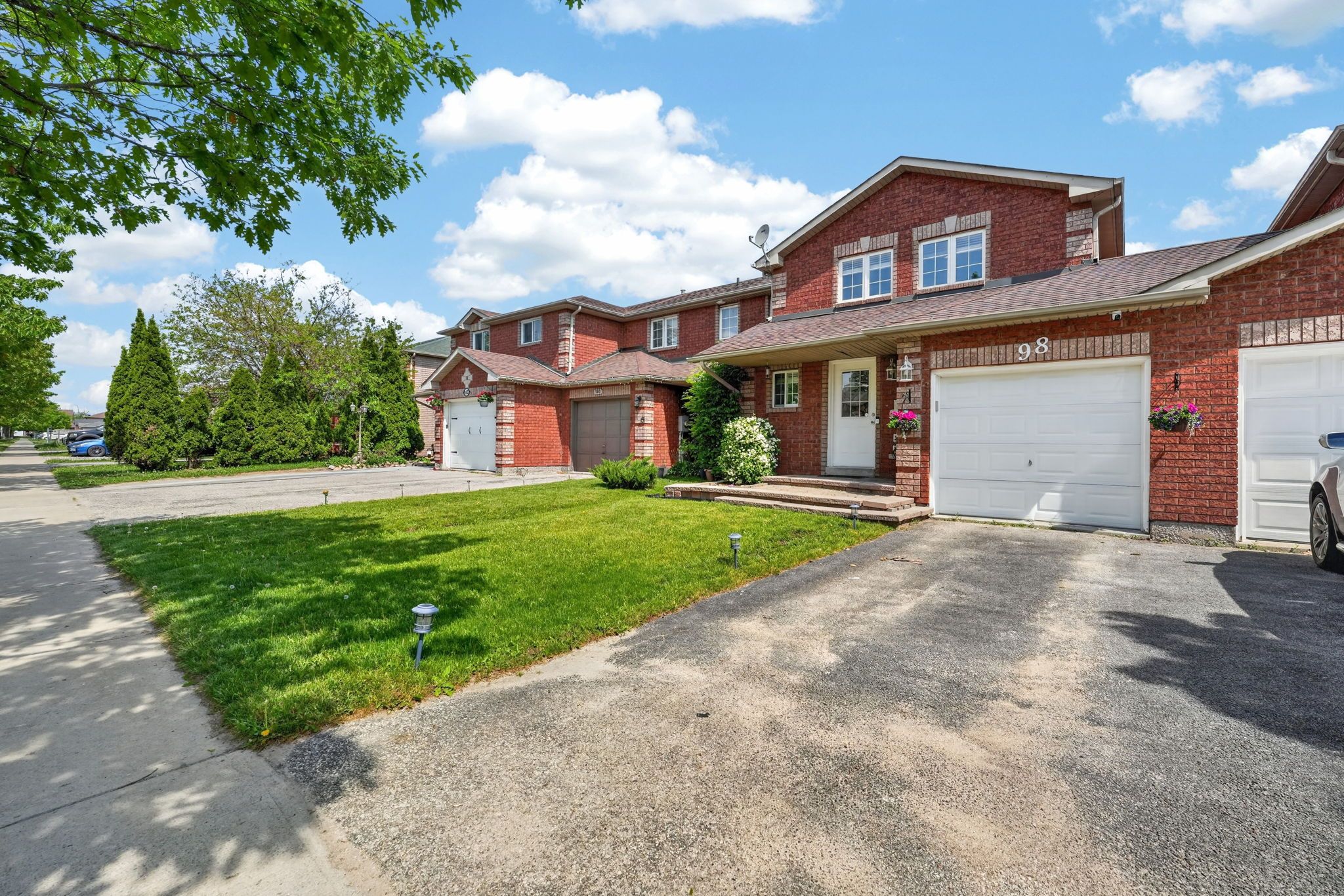 98 Cheltenham Road, Barrie, On L4m 6s7