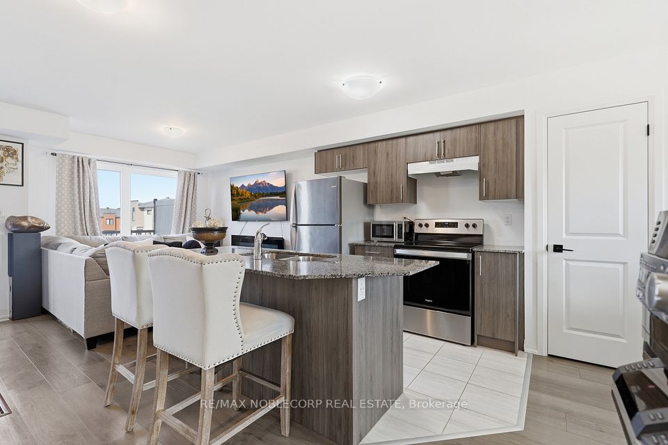 51 Fairlane Avenue, Barrie, On L9j 0n1