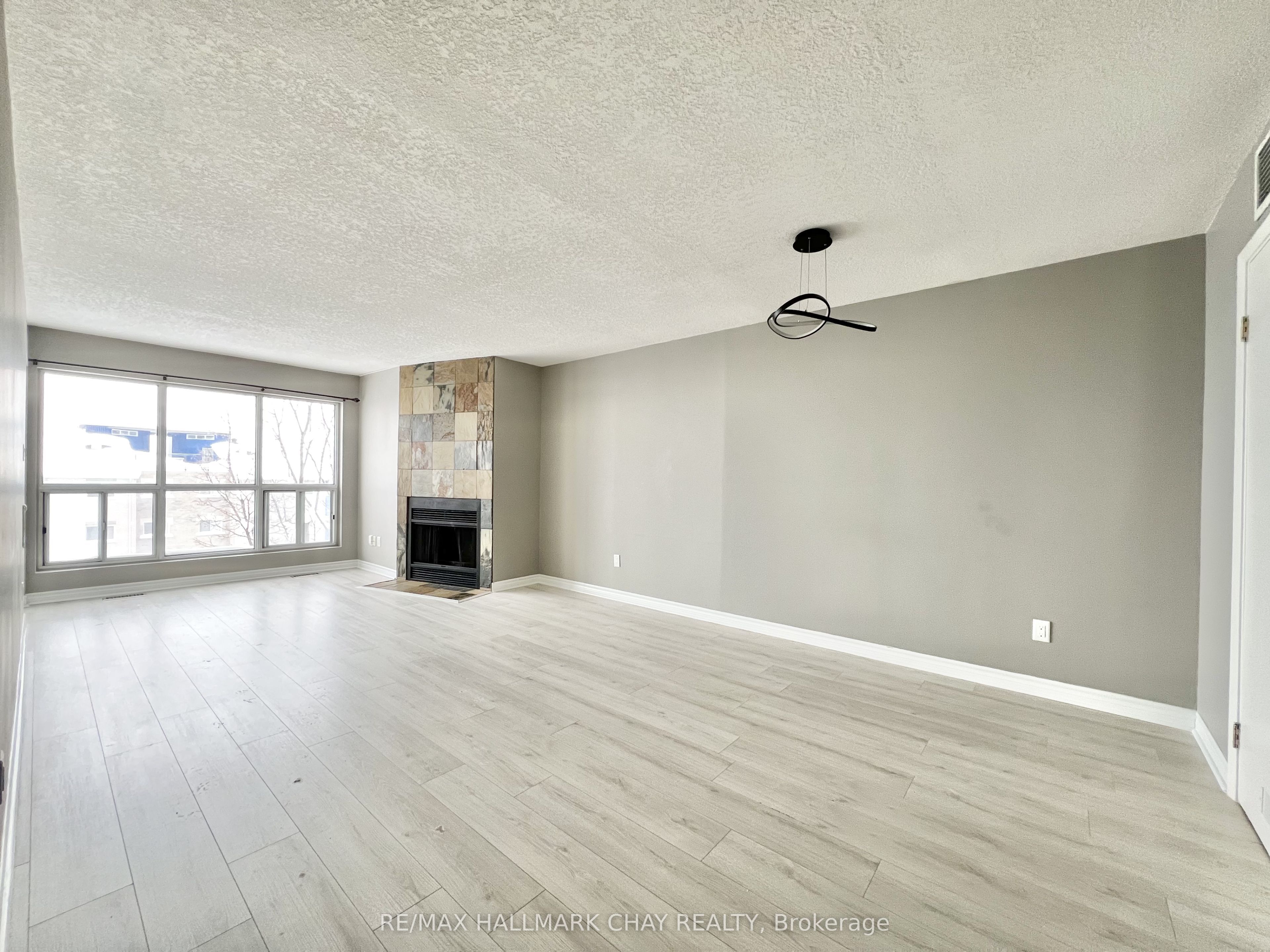 126 Bell Farm Road 414, Barrie, On L4m 6j3