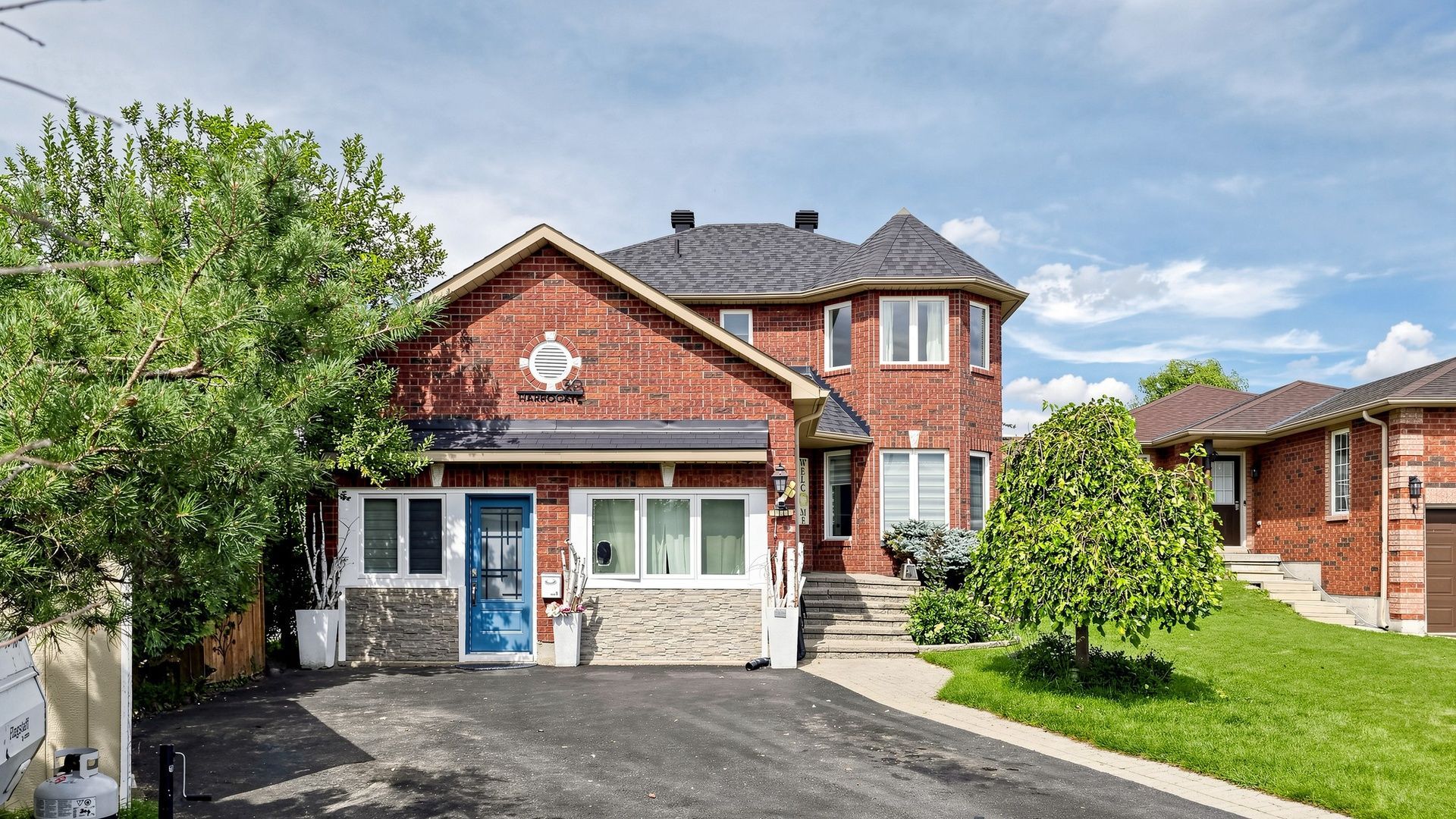 30 Harrogate Court, Barrie, On L4m 0b9