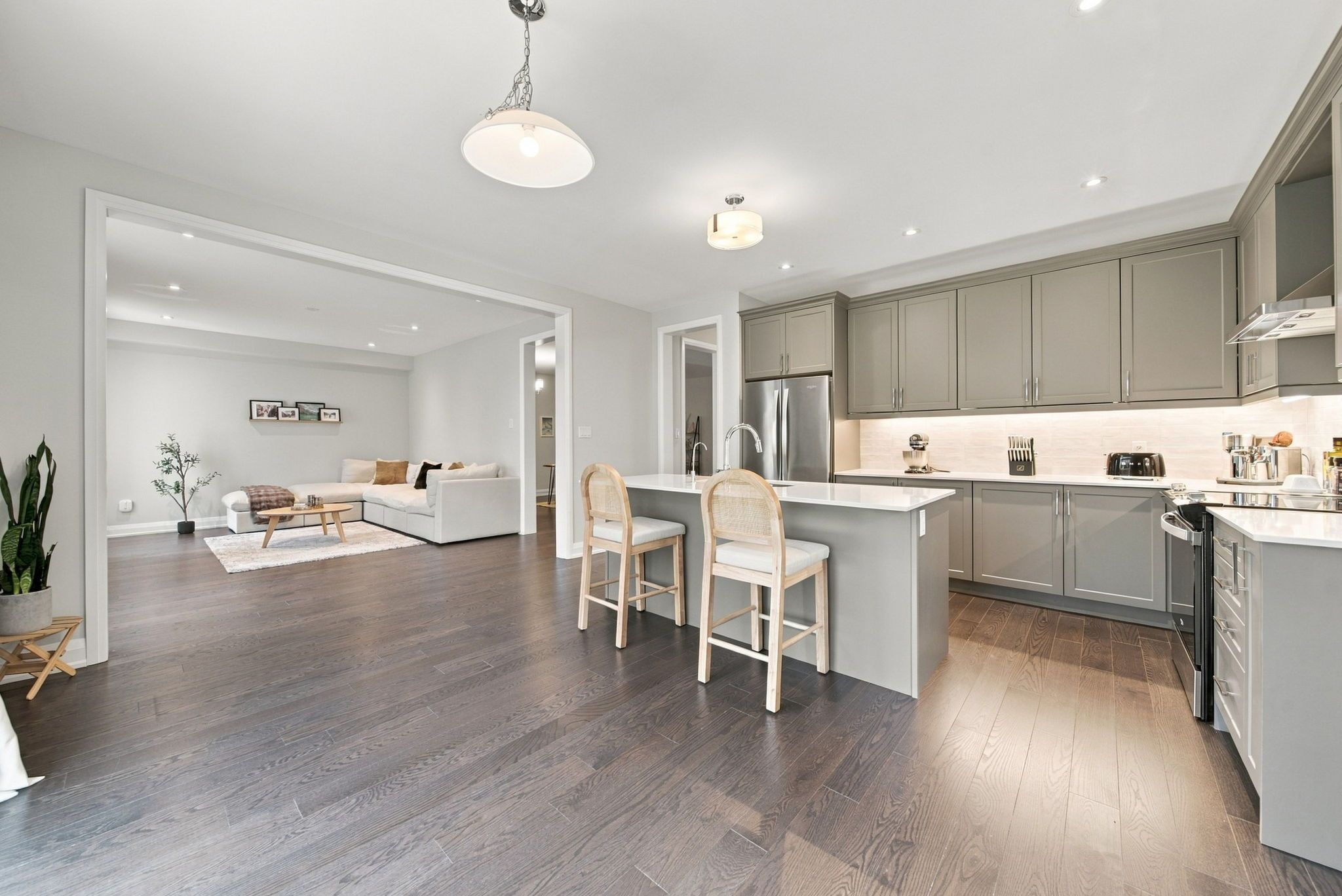 35 Sweet Cicely Street, Springwater, On L9x 2c7