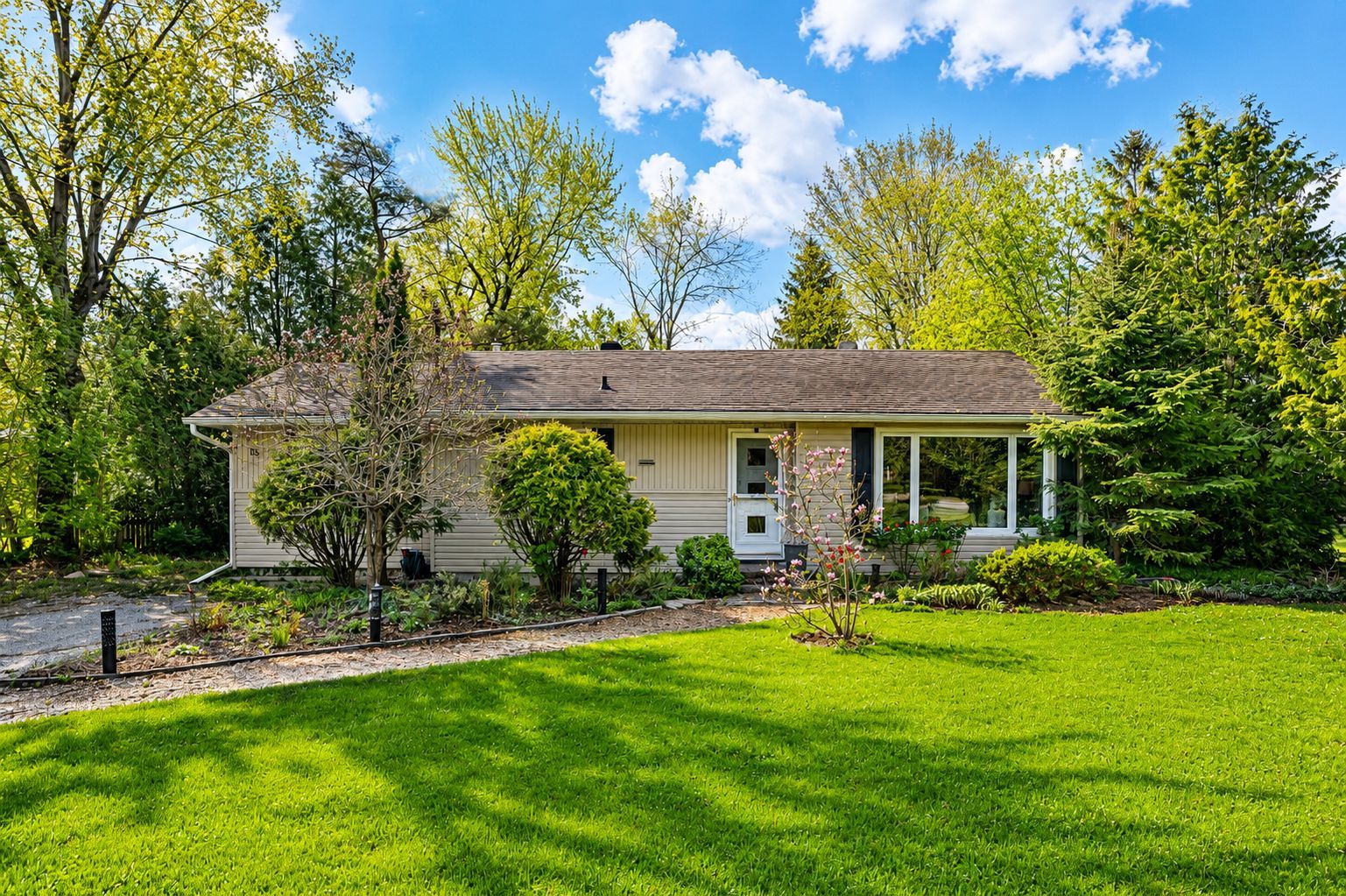 15 Wattie Road, Springwater, On L9x 0p8