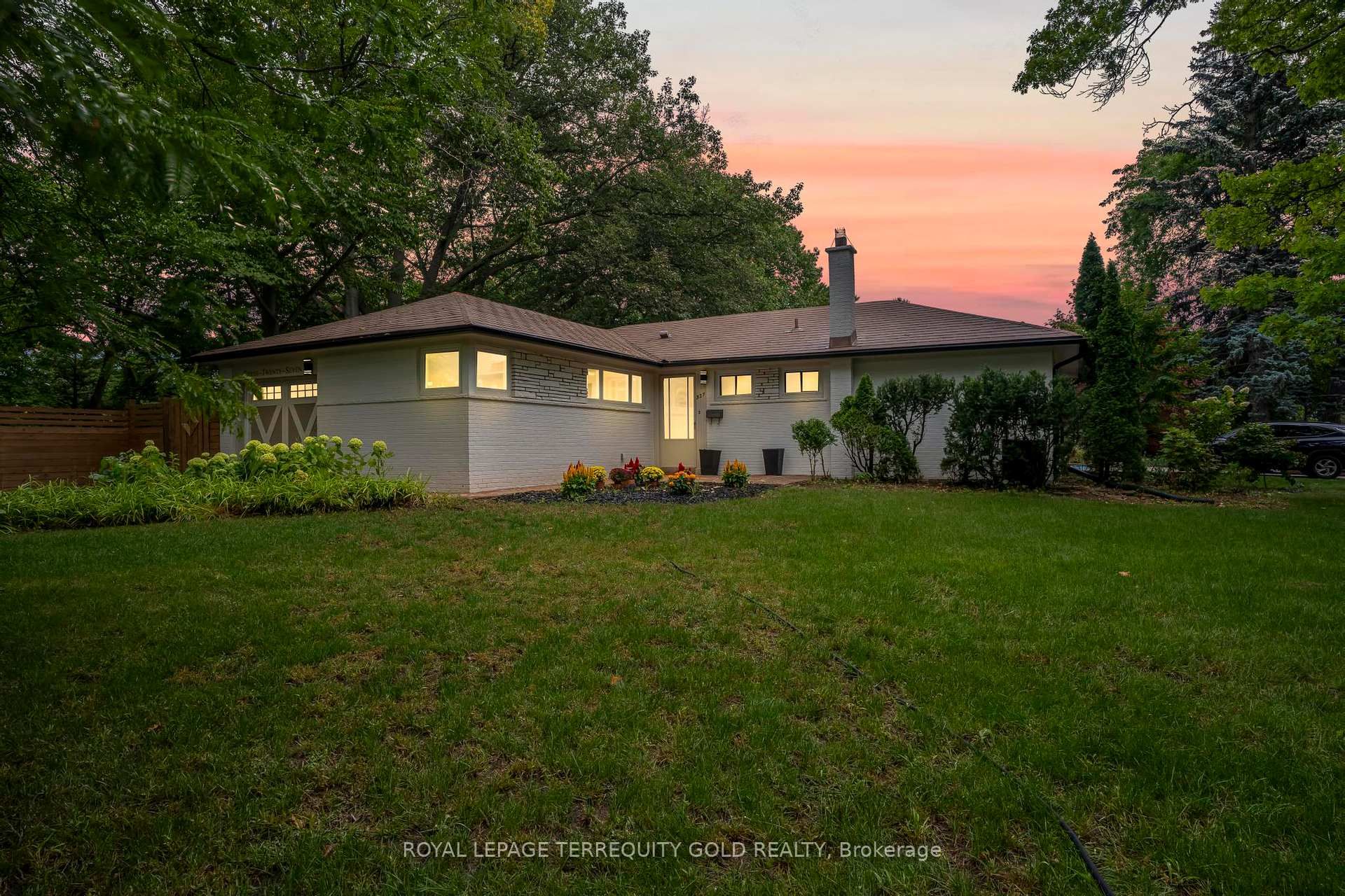 327 River Side Drive, Oakville, On L6k 3n3