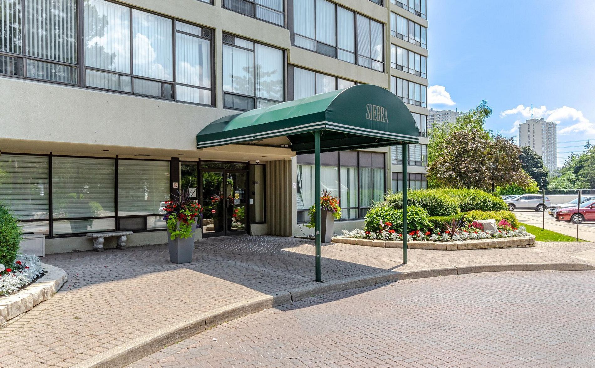 26 Hanover Road 401, Brampton, On L6s 4t2