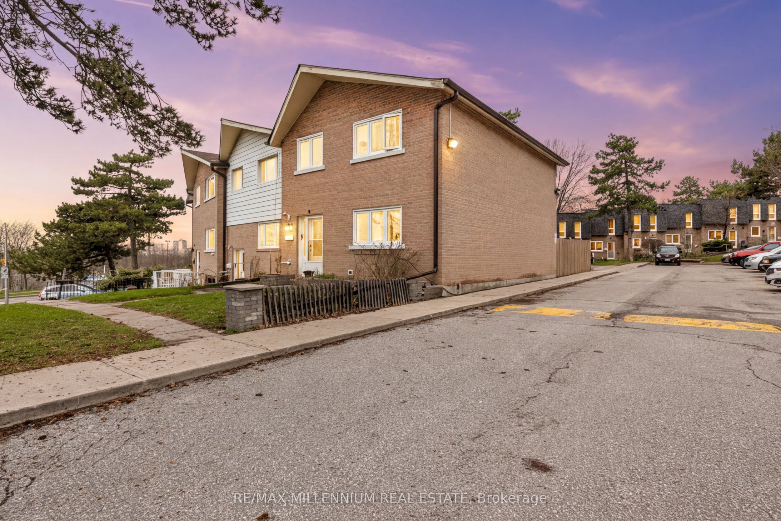 10 Grandravine Drive 5, Toronto, On M3j 1b1