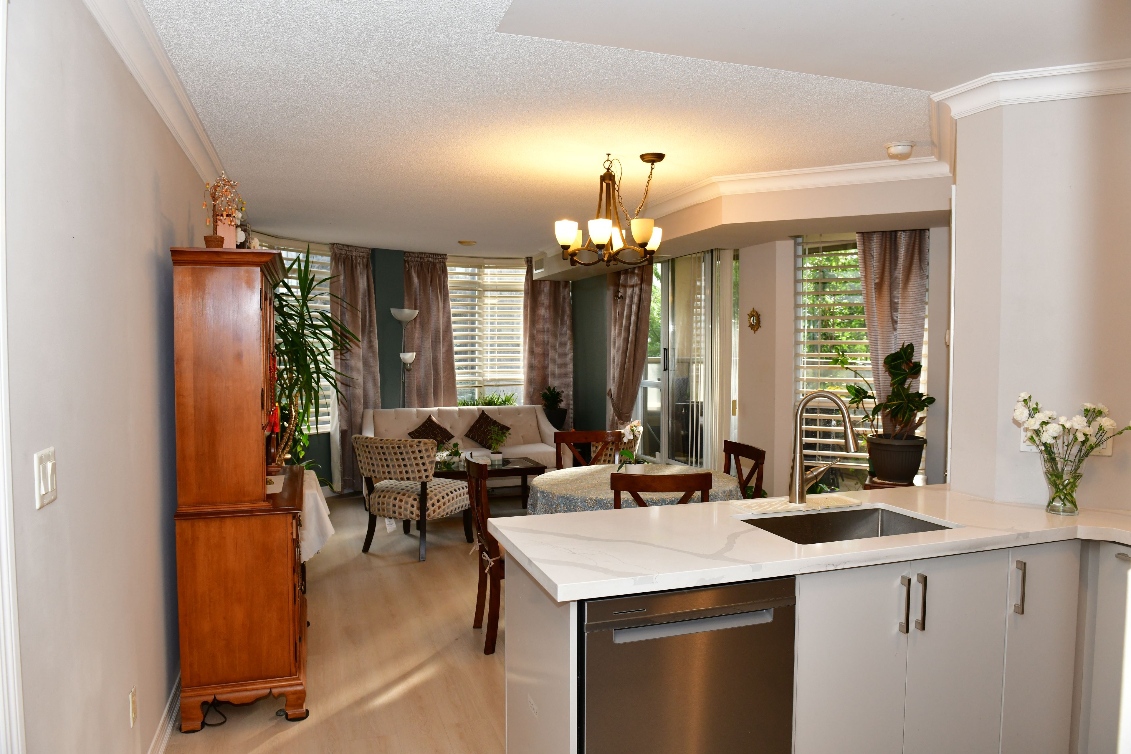 310 Burnhamthorpe Road W 213, Mississauga, On L5b 4p9
