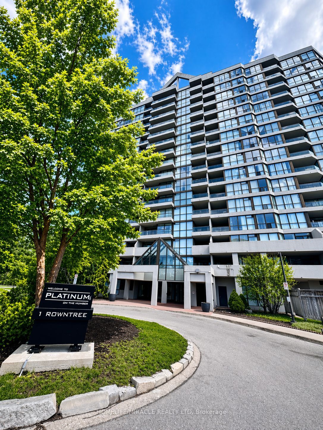 1 Rowntree Road 214, Toronto, On M9v 5g7
