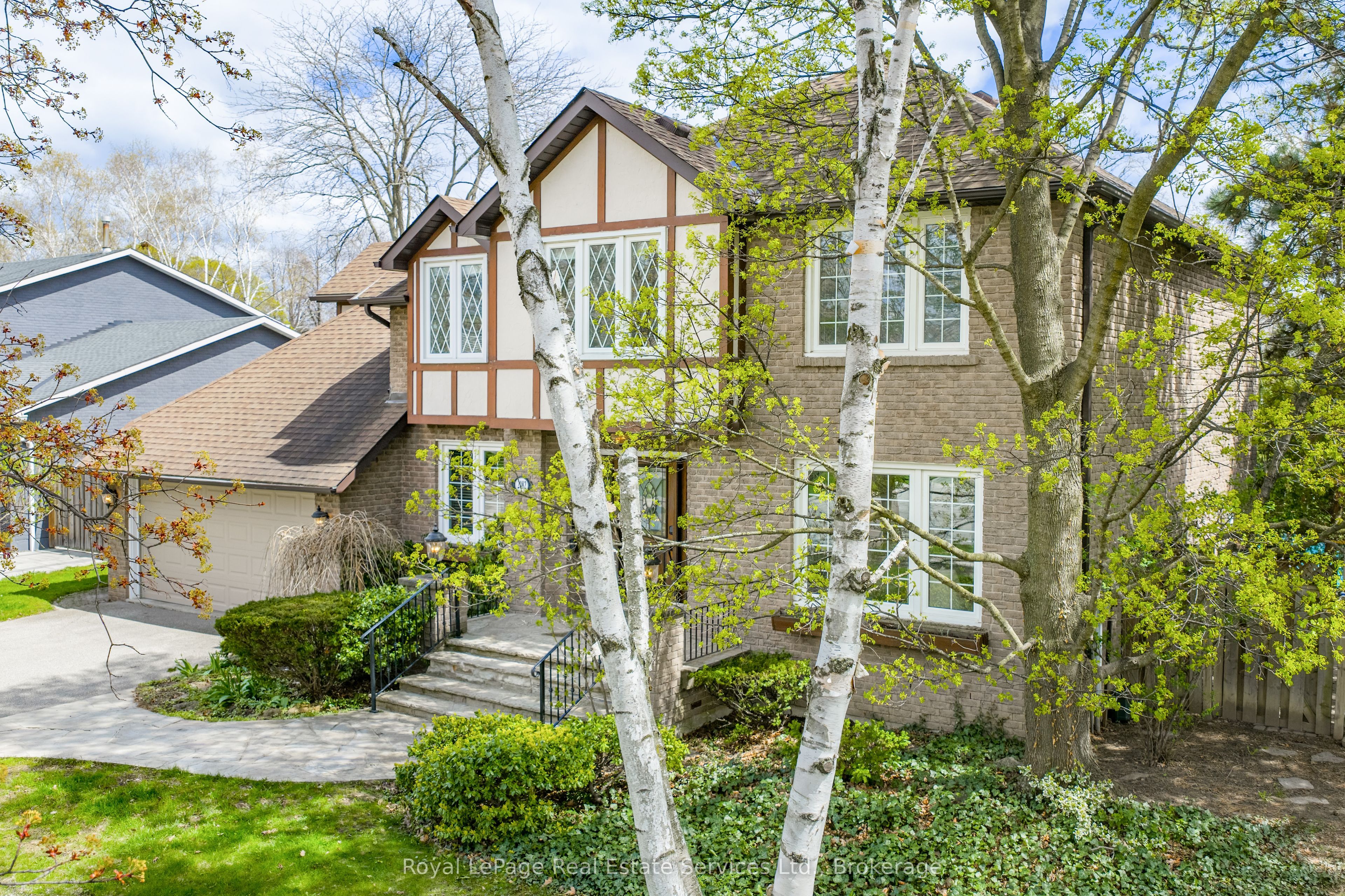 2082 Mississauga Road, Mississauga, On L5h 2k6
