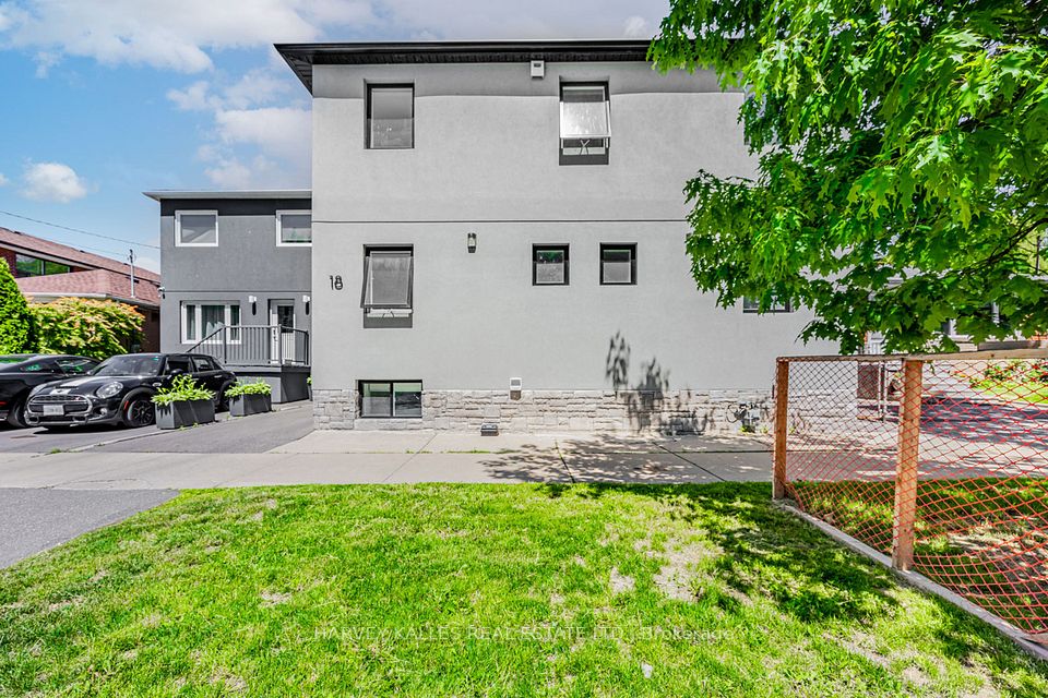 18 Cavell Avenue, Toronto, On M8v 1p2