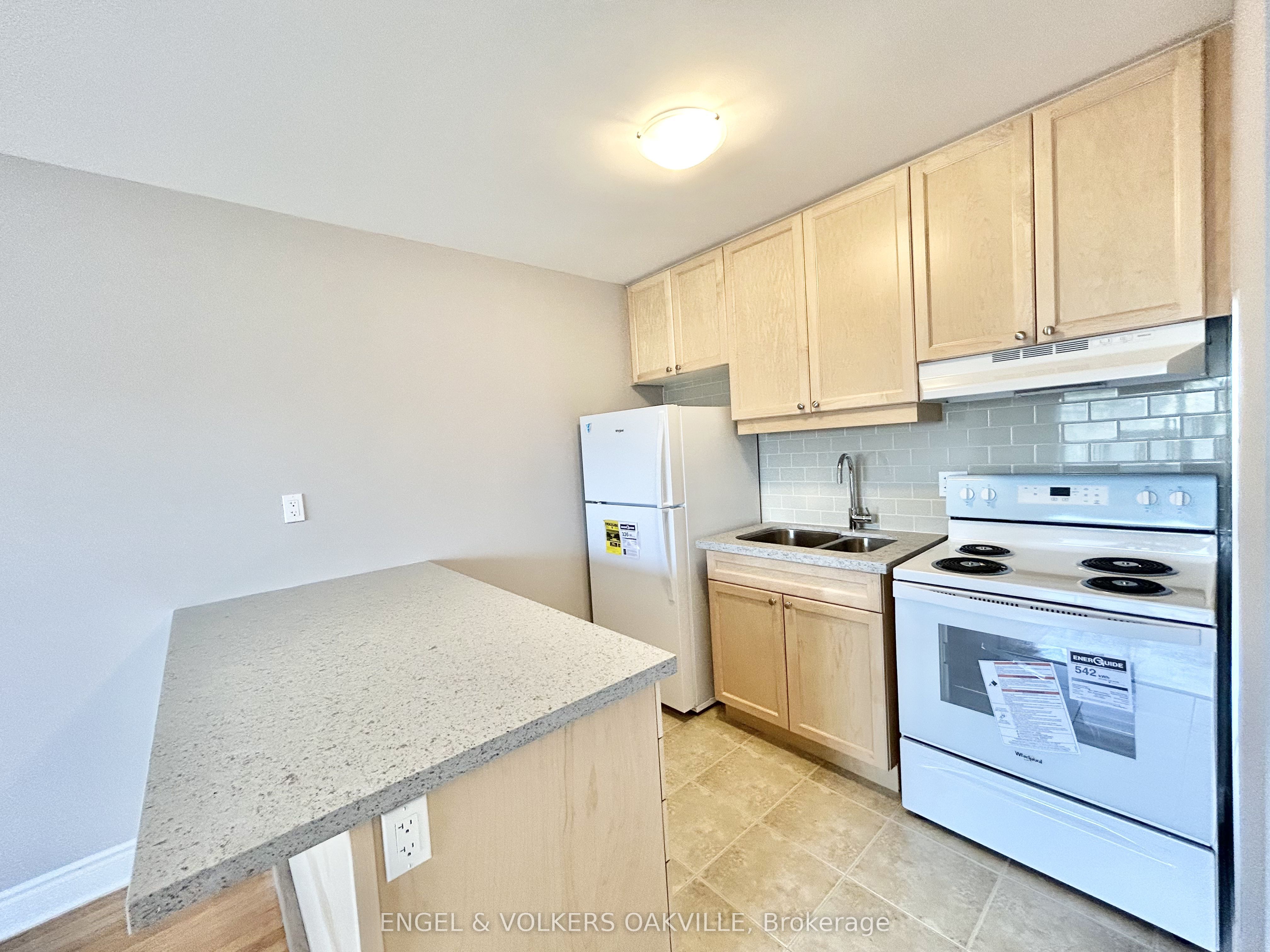 80 Twenty Fifth Street 10, Toronto, On M8v 3p9