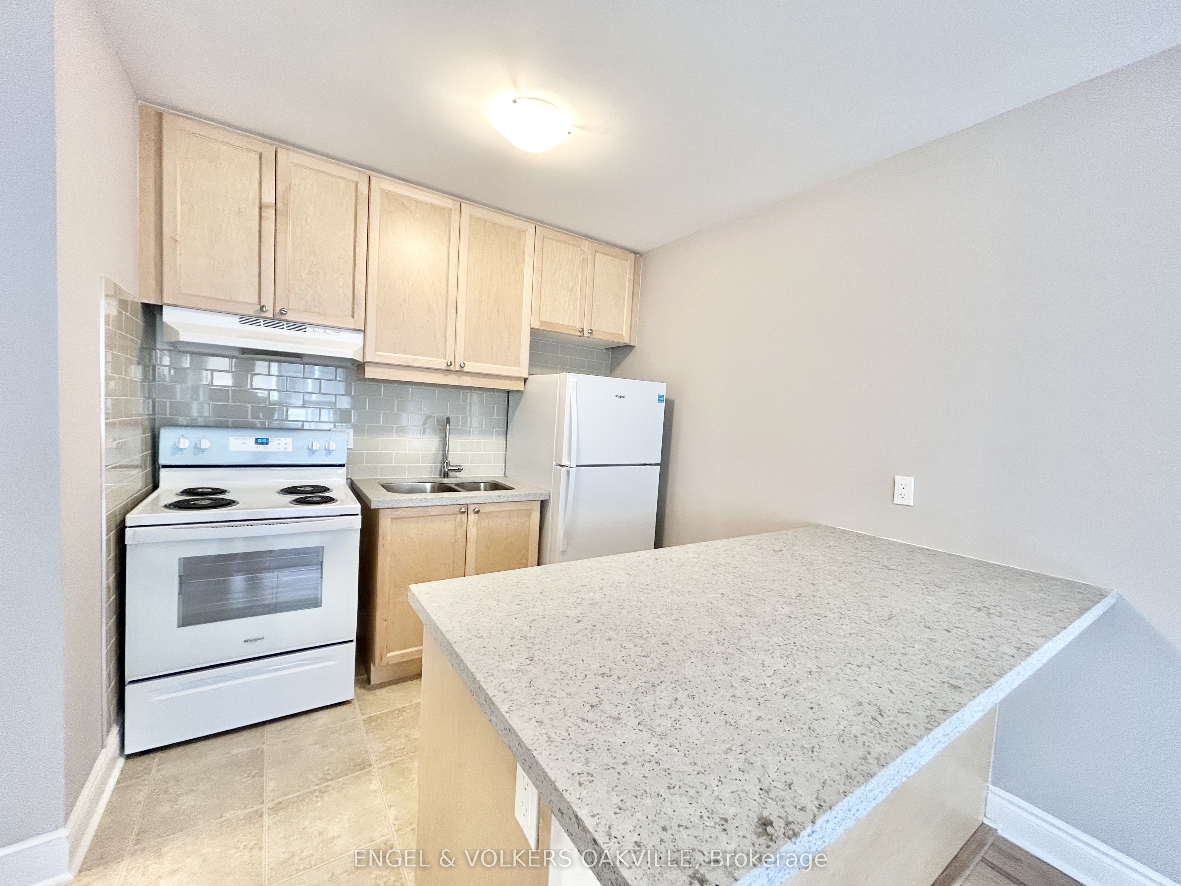 100 Twenty Fifth Street 4, Toronto, On M8v 3p9