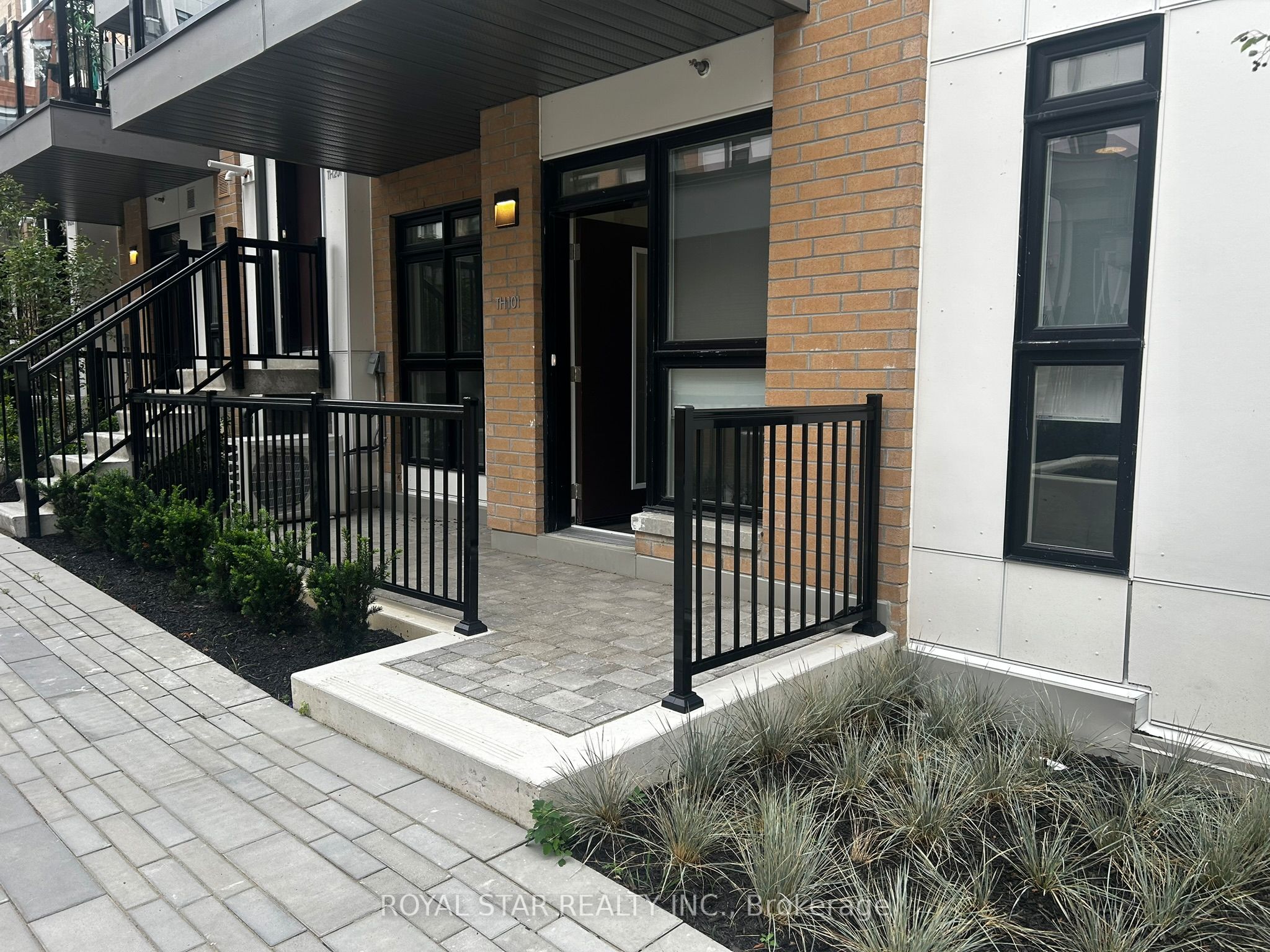 155 Canon Jackson Drive Q101, Toronto, On M6m 0e1