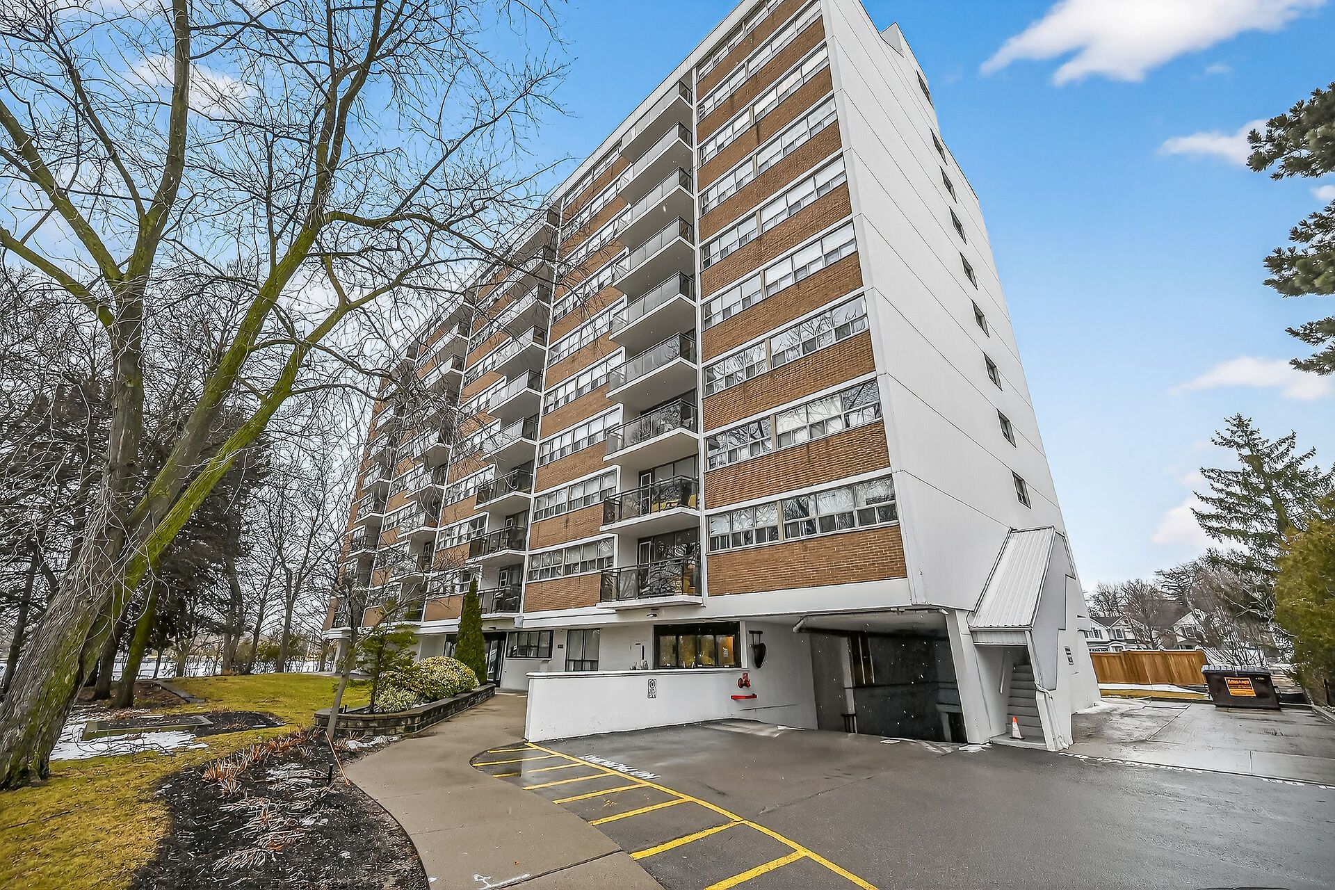 212 Kerr Street 702, Oakville, On L6k 3b1