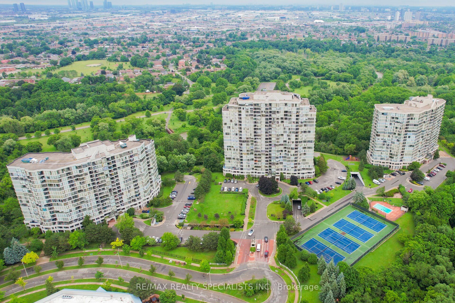 1 Rowntree Road 611, Toronto, On M9v 5g7