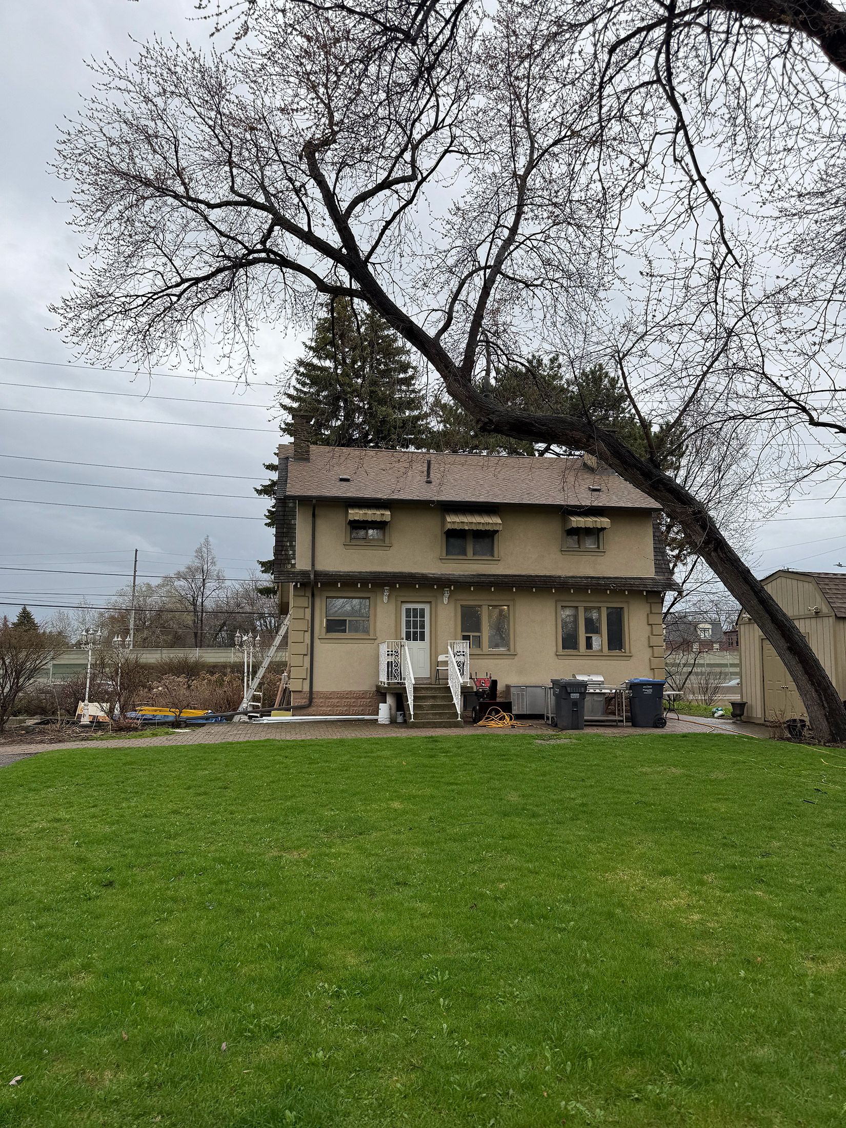 199 North Service Road, Mississauga, On L5a 1a4