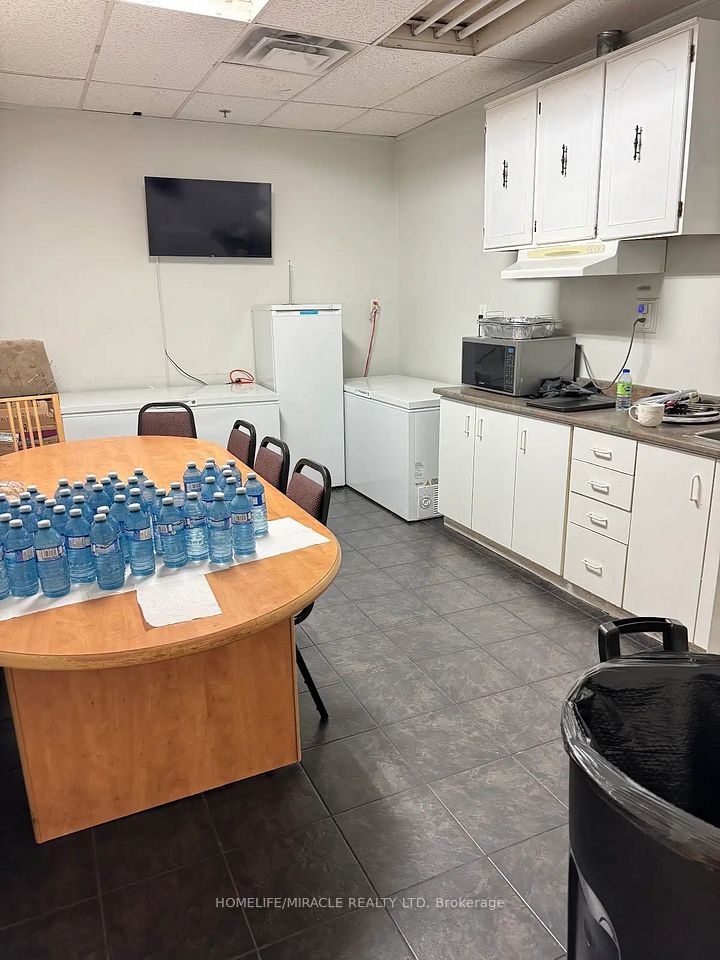 1700 Sismet Road, Mississauga, On L4w 1r4