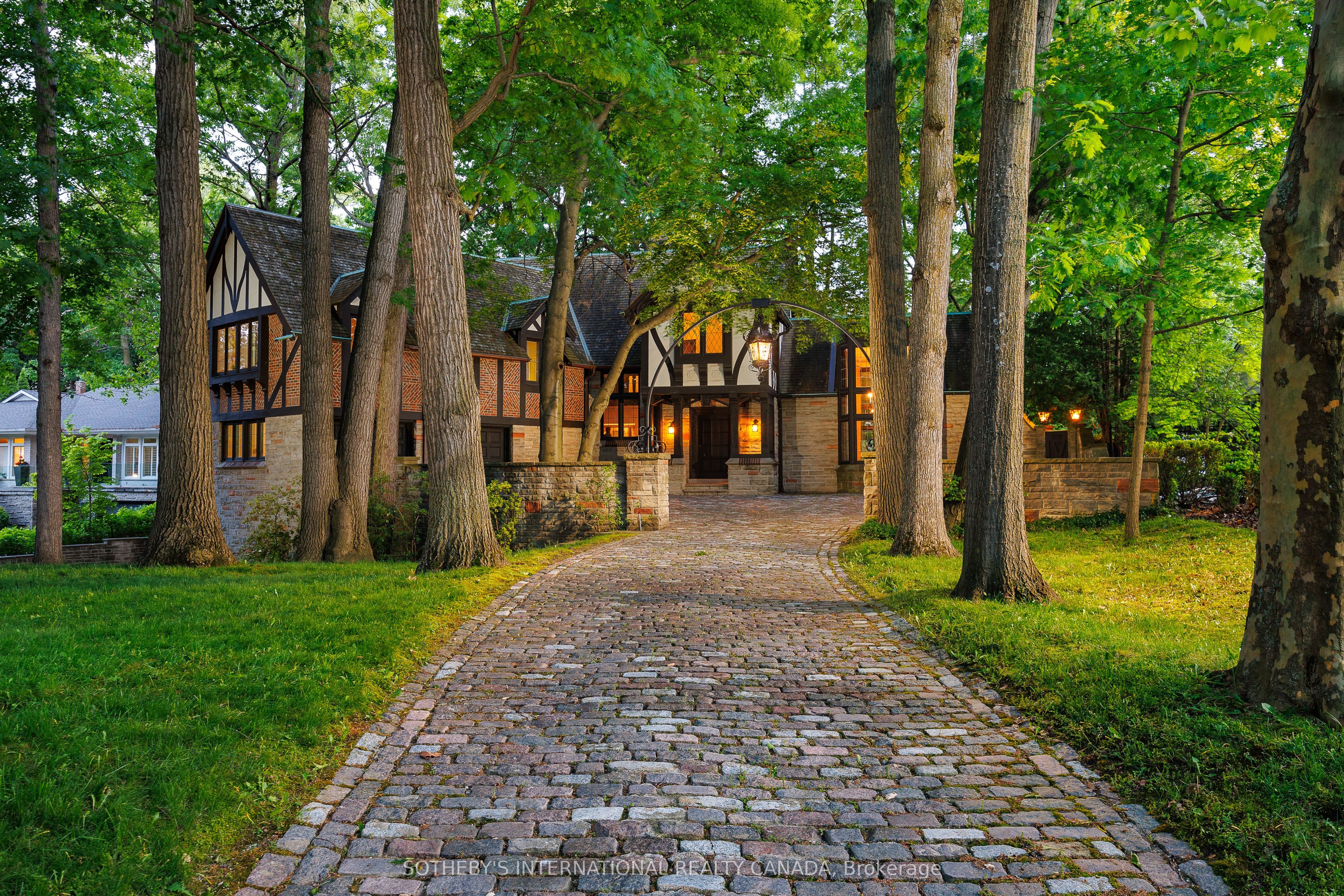 38 Edenbrook Hill, Toronto, On M9a 3z6