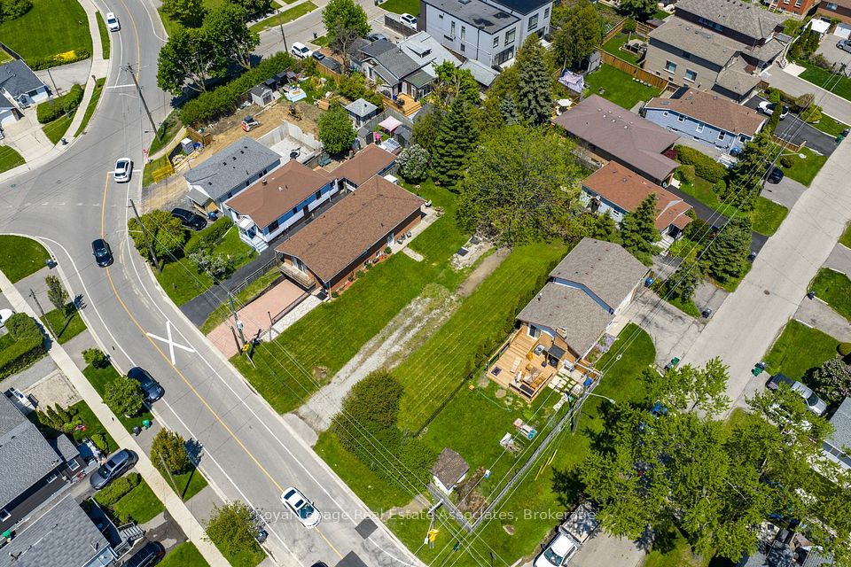1067 Alexandra Avenue, Mississauga, On L5e 2a1