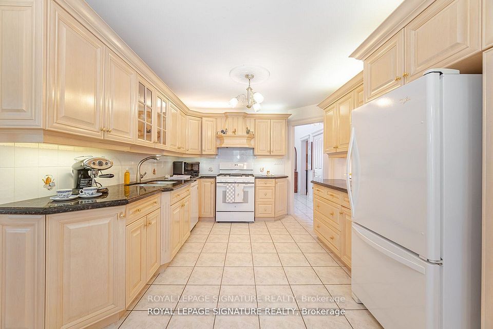 4097 Hickory Drive, Mississauga, On L4w 1l1