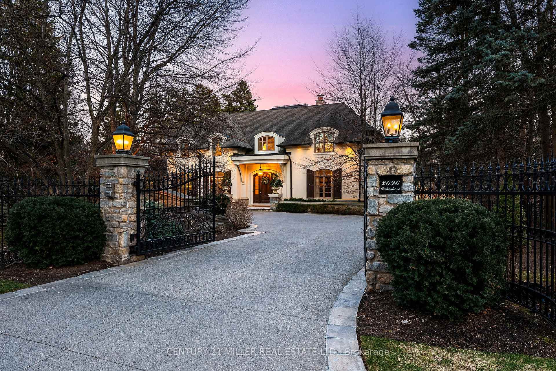 2096 Lakeshore Road E, Oakville, On L6j 1m3