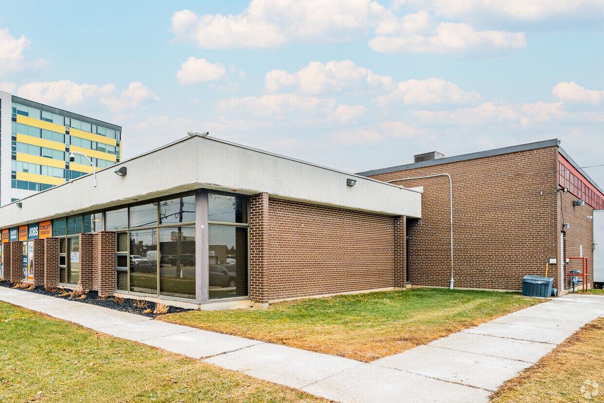 25 Tangiers Road 3, Toronto, On M3j 2b1