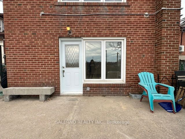 23 Redhill Avenue Lower, Toronto, On M6e 2c2