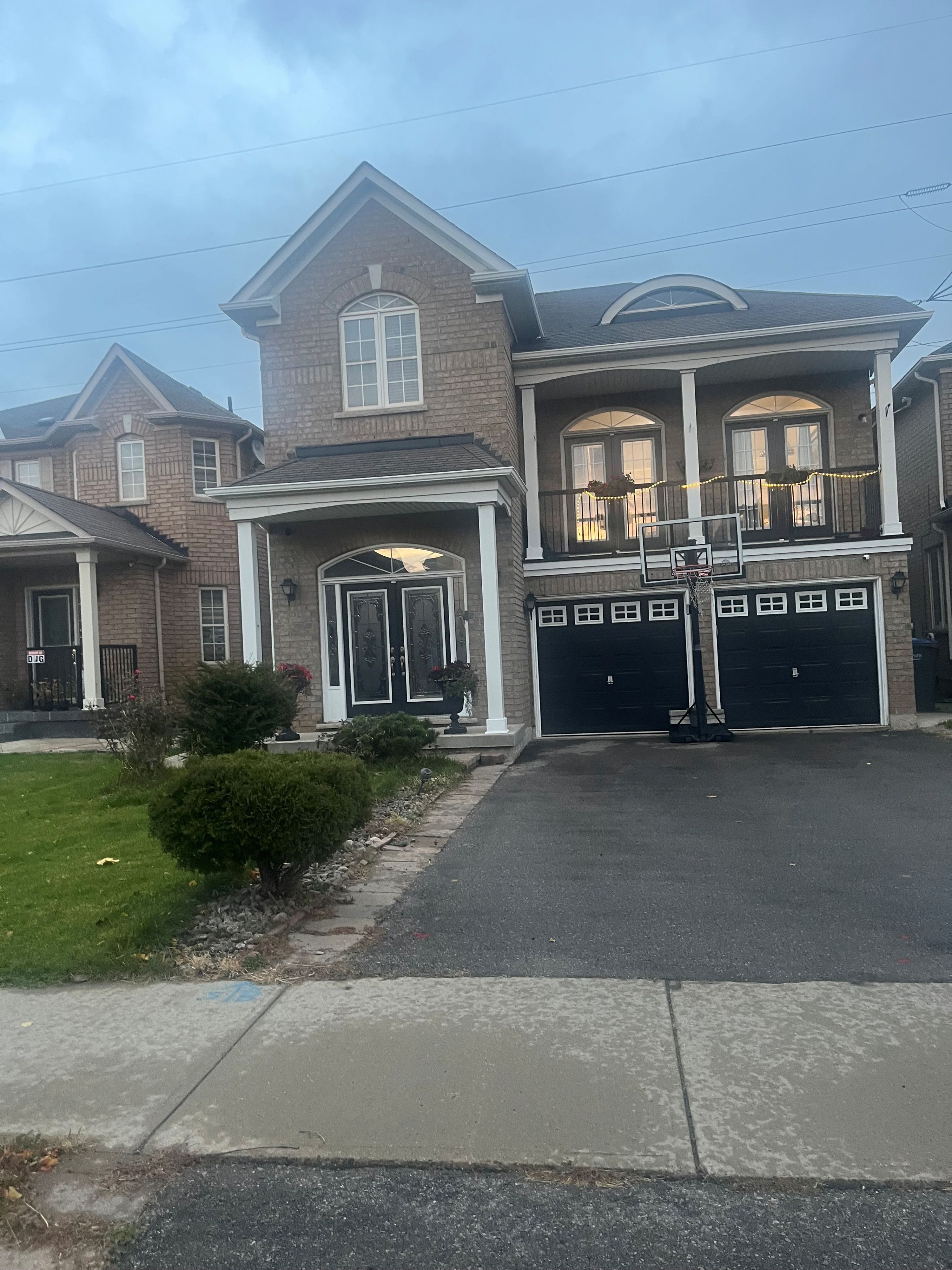 23 Roundstone Drive, Brampton, On L6x 0k7