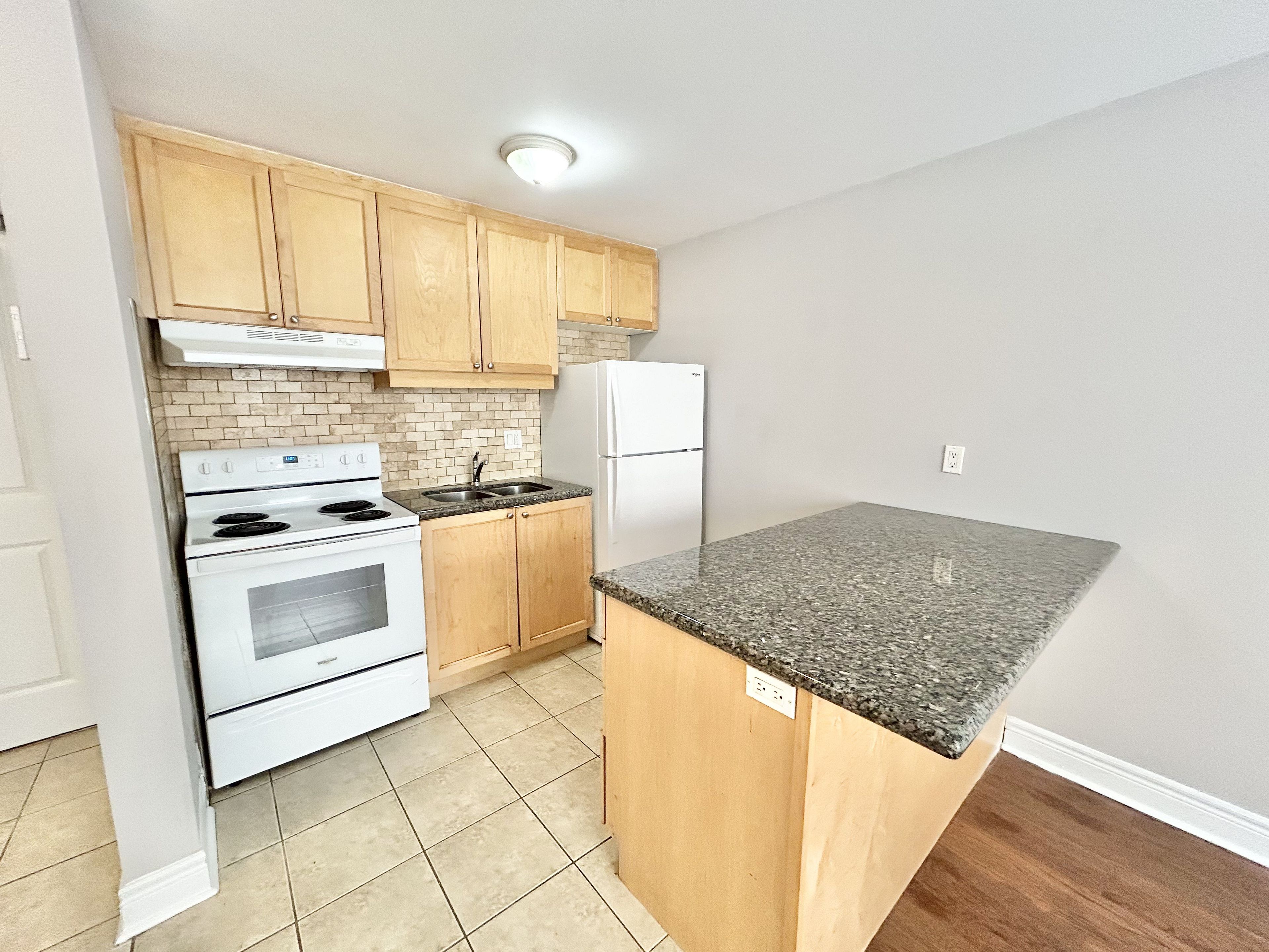 100 Twenty Fifth Street 14, Toronto, On M8v 3p9