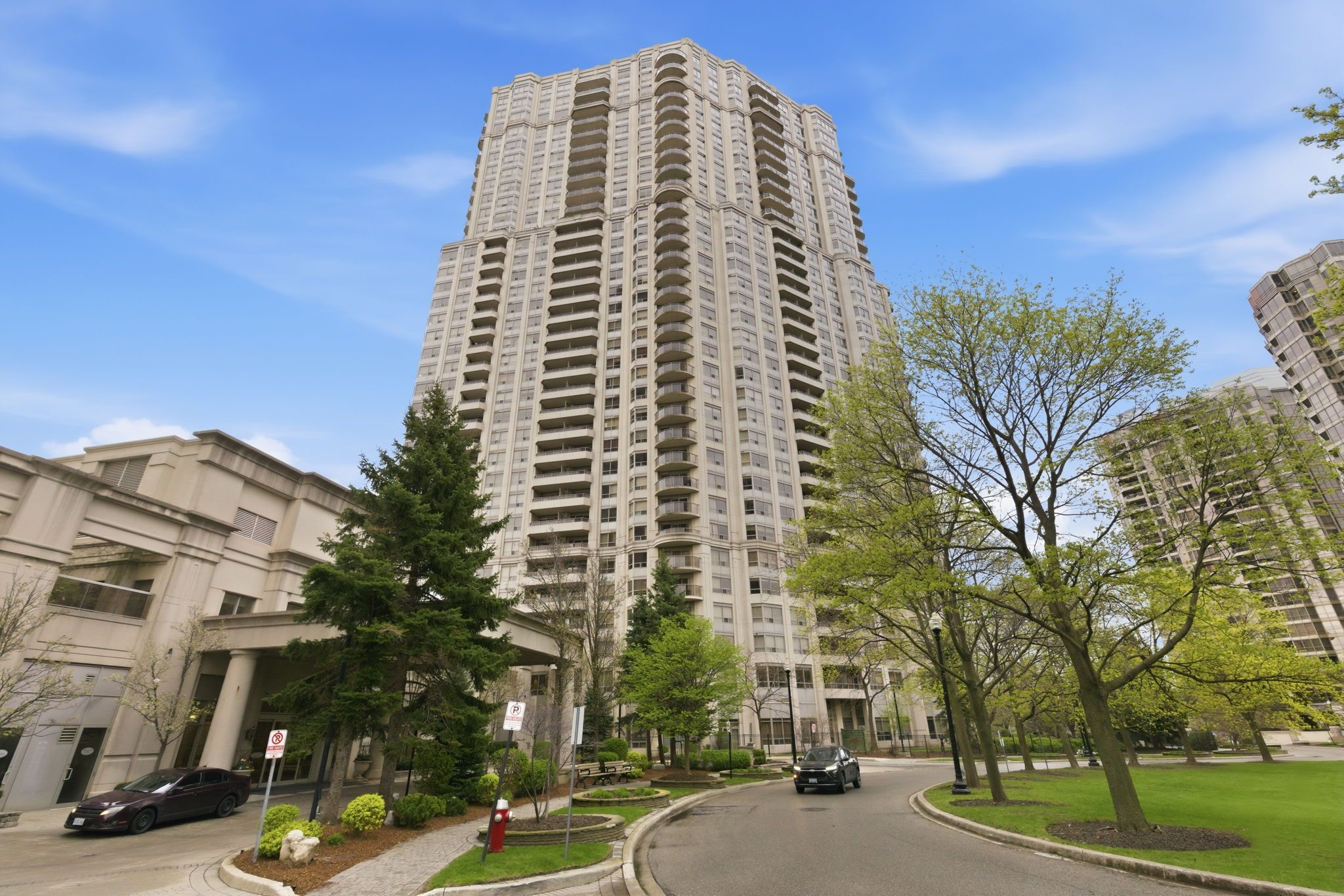 25 Kingsbridge Garden Circle 2120, Mississauga, On L5r 4b1