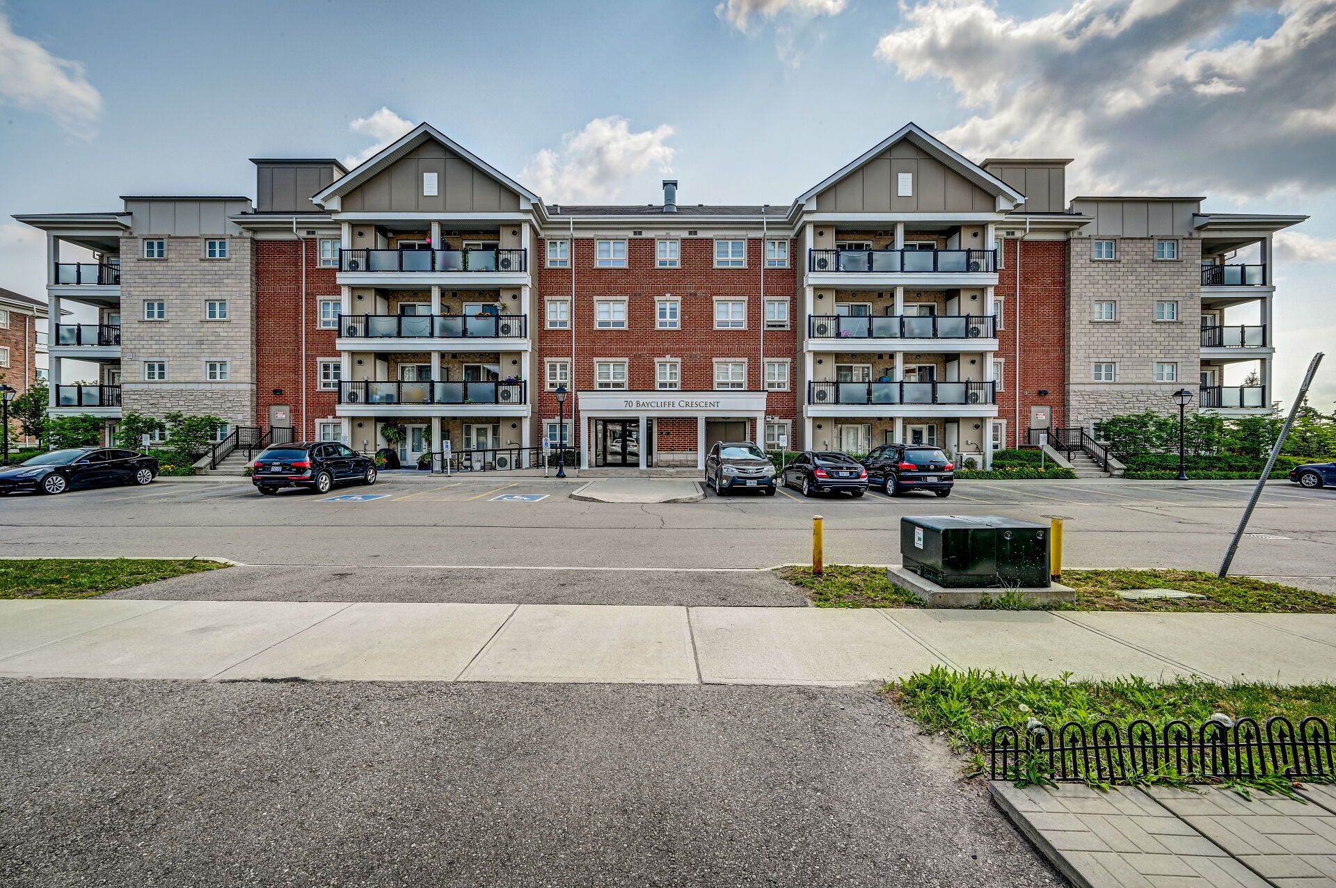 70 Bayclciffe Crescent 303, Brampton, On L7a 3z4