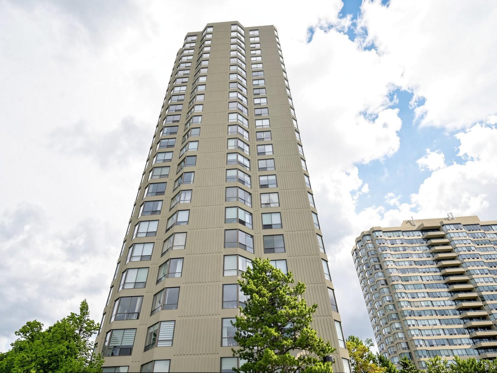 22 Hanover Road 1201, Brampton, On L6s 5k7
