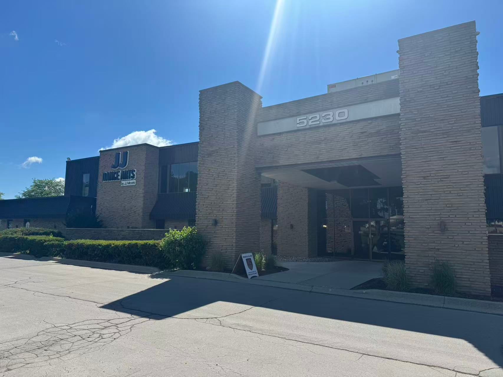 5230 South Service Road 100, Burlington, On L7l 5p2