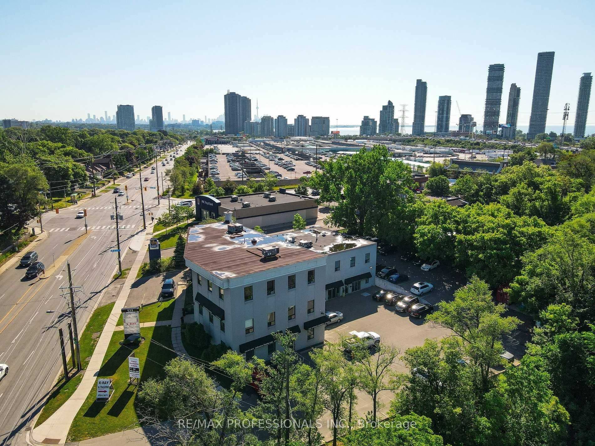 523 The Queensway Way 107, Toronto, On M8y 1j7