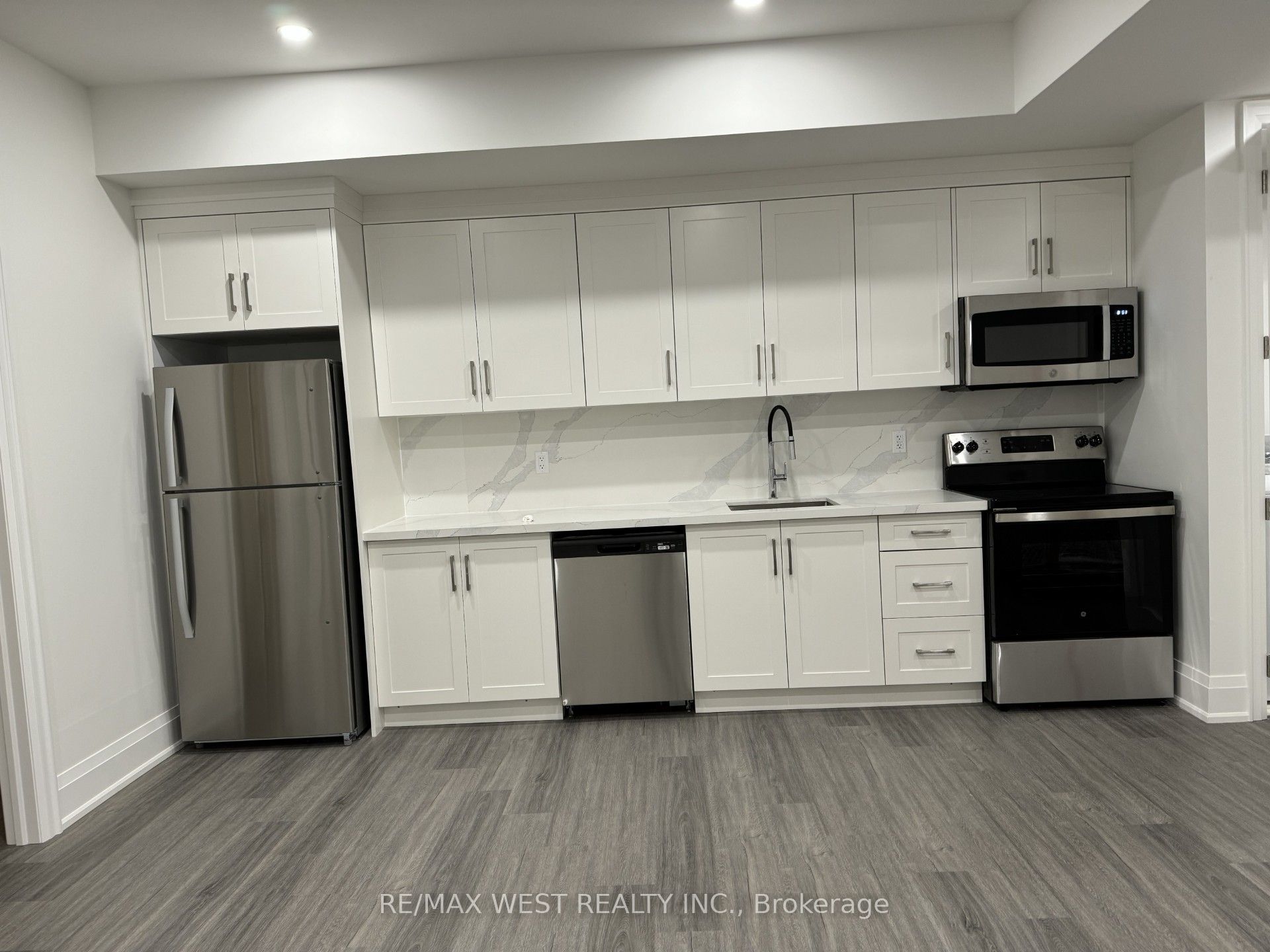 21 Antonio Court Lower, Toronto, On M9l 0a4