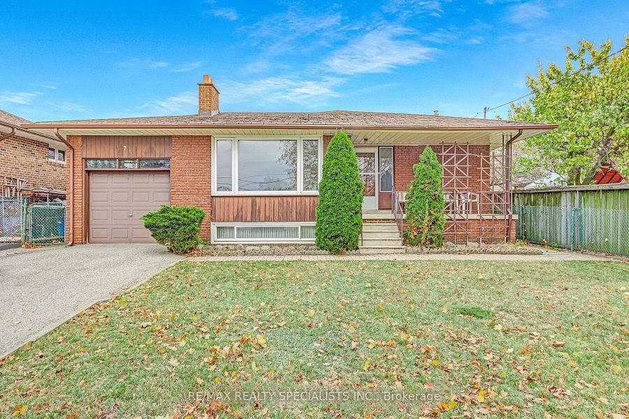 7 Larchmere Avenue, Toronto, On M9l 2n2