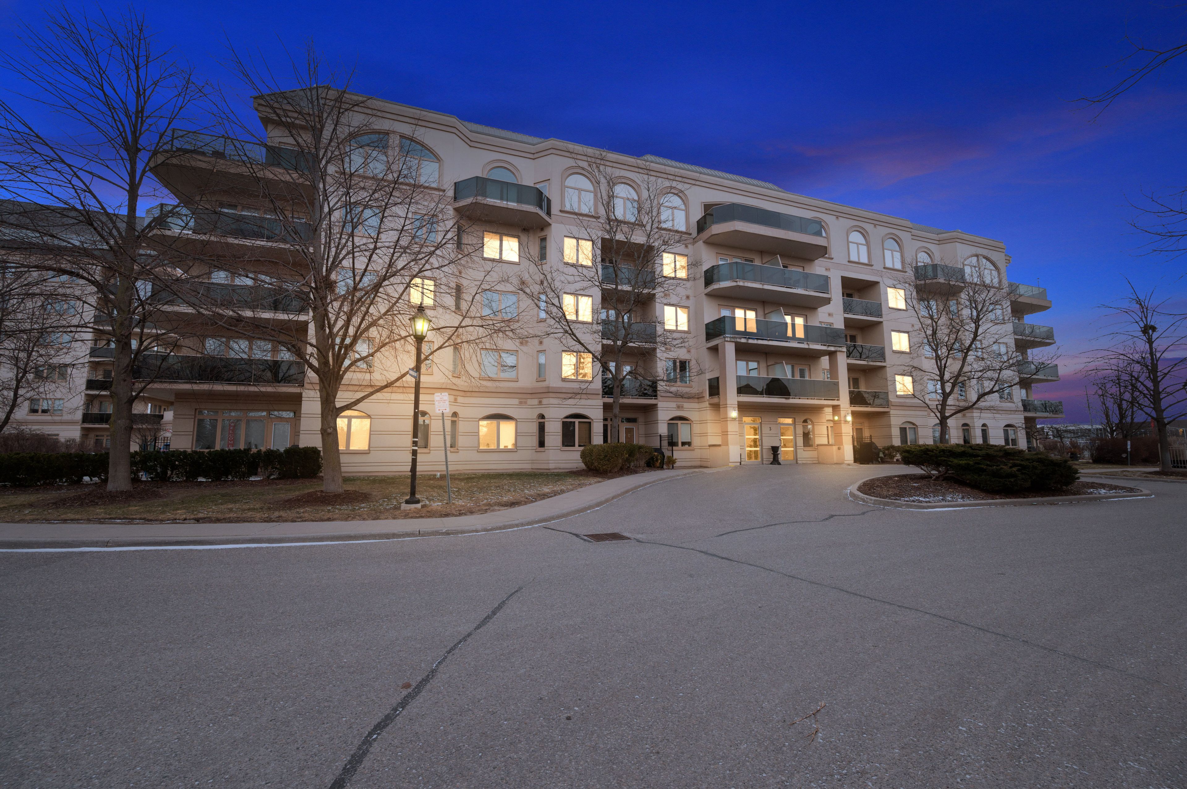 3 Dayspring Circle 205, Brampton, On L6p 1b7
