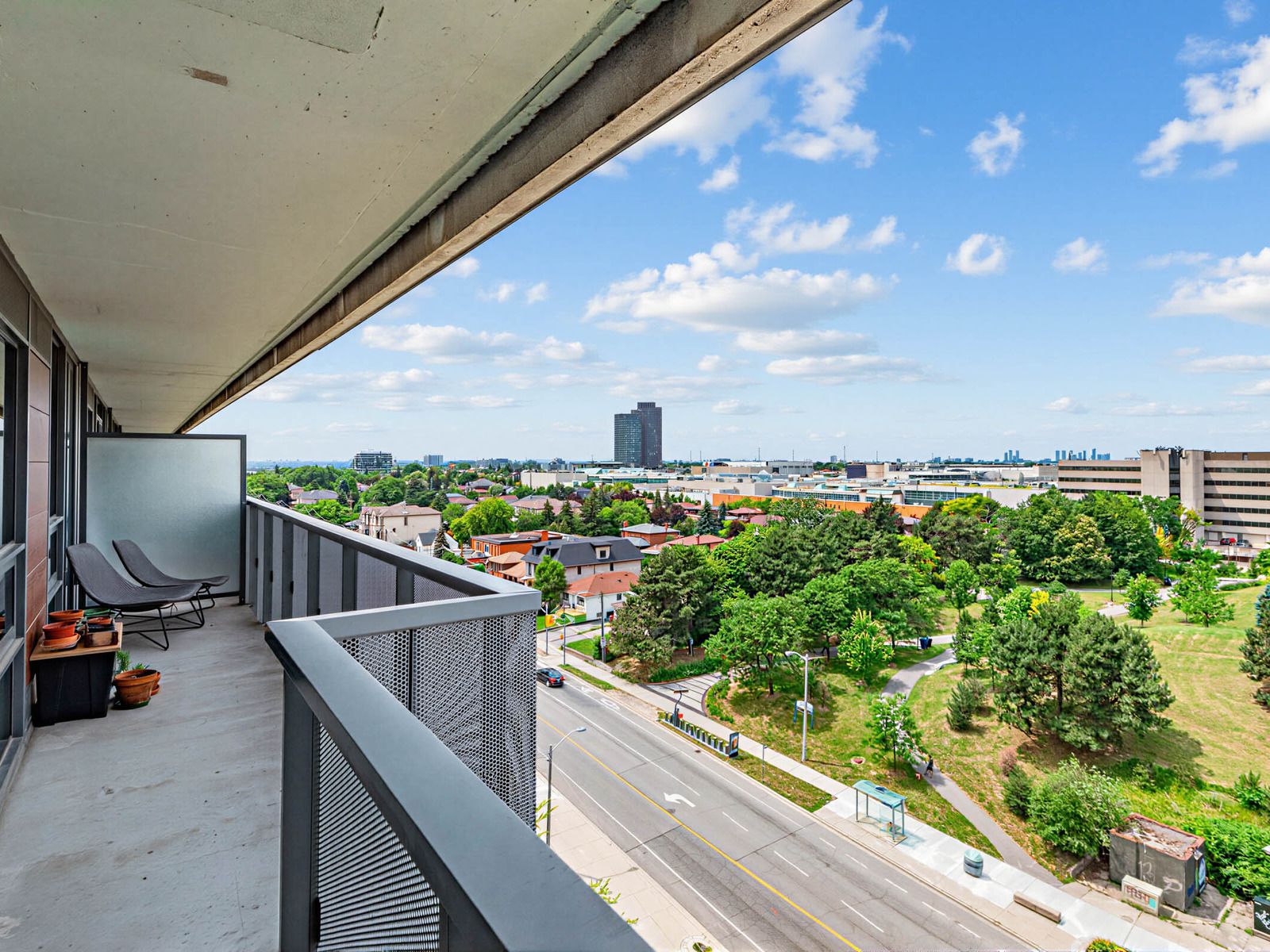 160 Flemington Road 1005, Toronto, On M6a 0a9