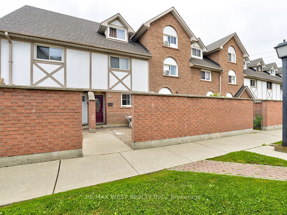 83 Irwin Road 22, Toronto, On M9w 5w1