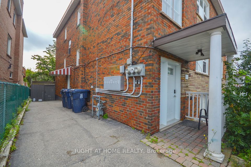 9 Donald Avenue 2, Toronto, On M6m 1j7