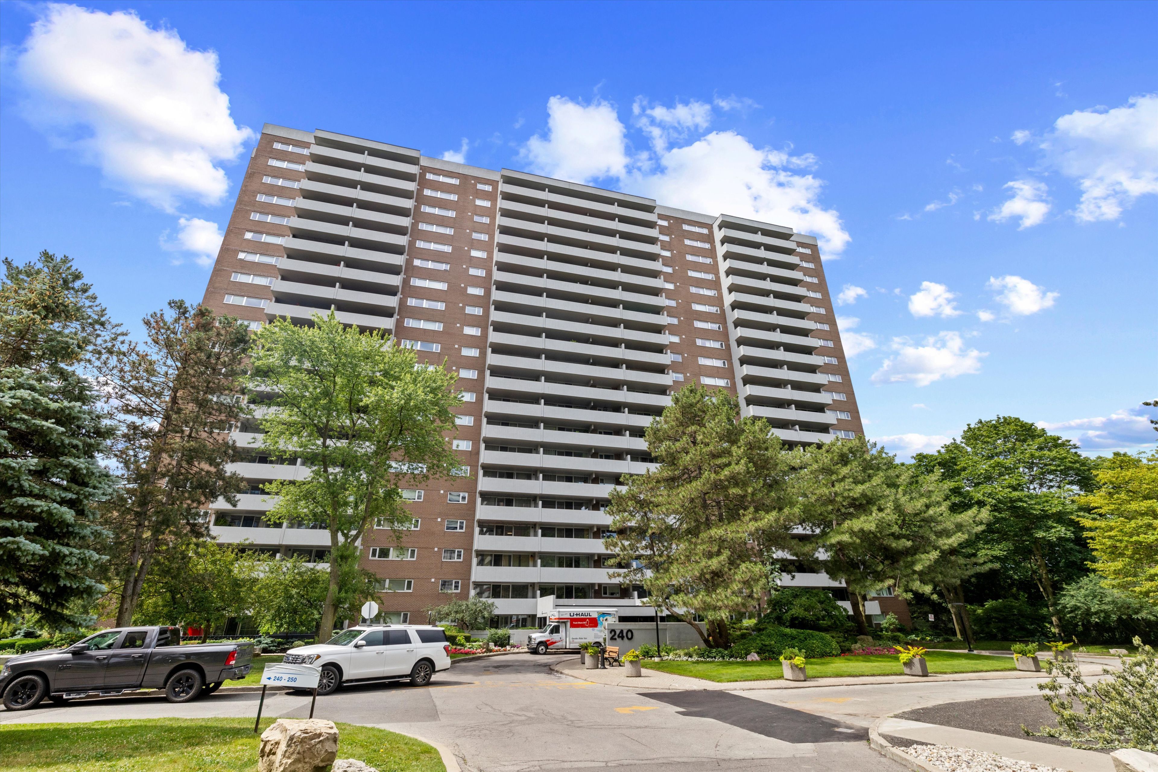 240 Scarlett Road 711, Toronto, On M6n 4x4