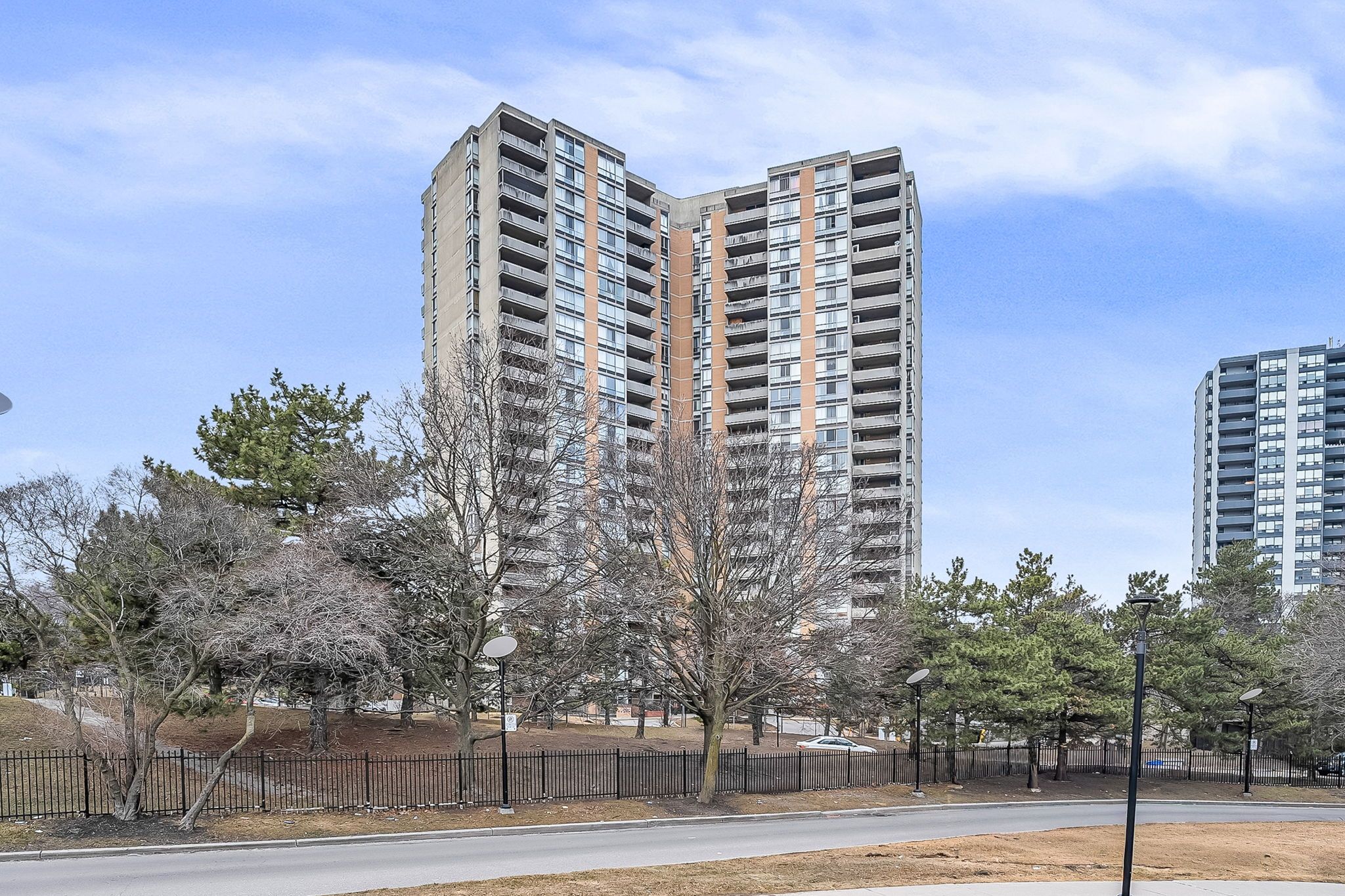 10 Martha Eaton Way 1207, Toronto, On M6m 5b3