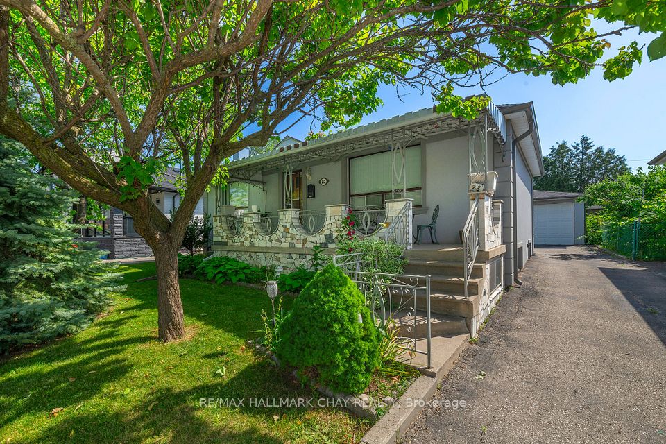 23 Chappel Hill Road, Toronto, On M3m 1m1