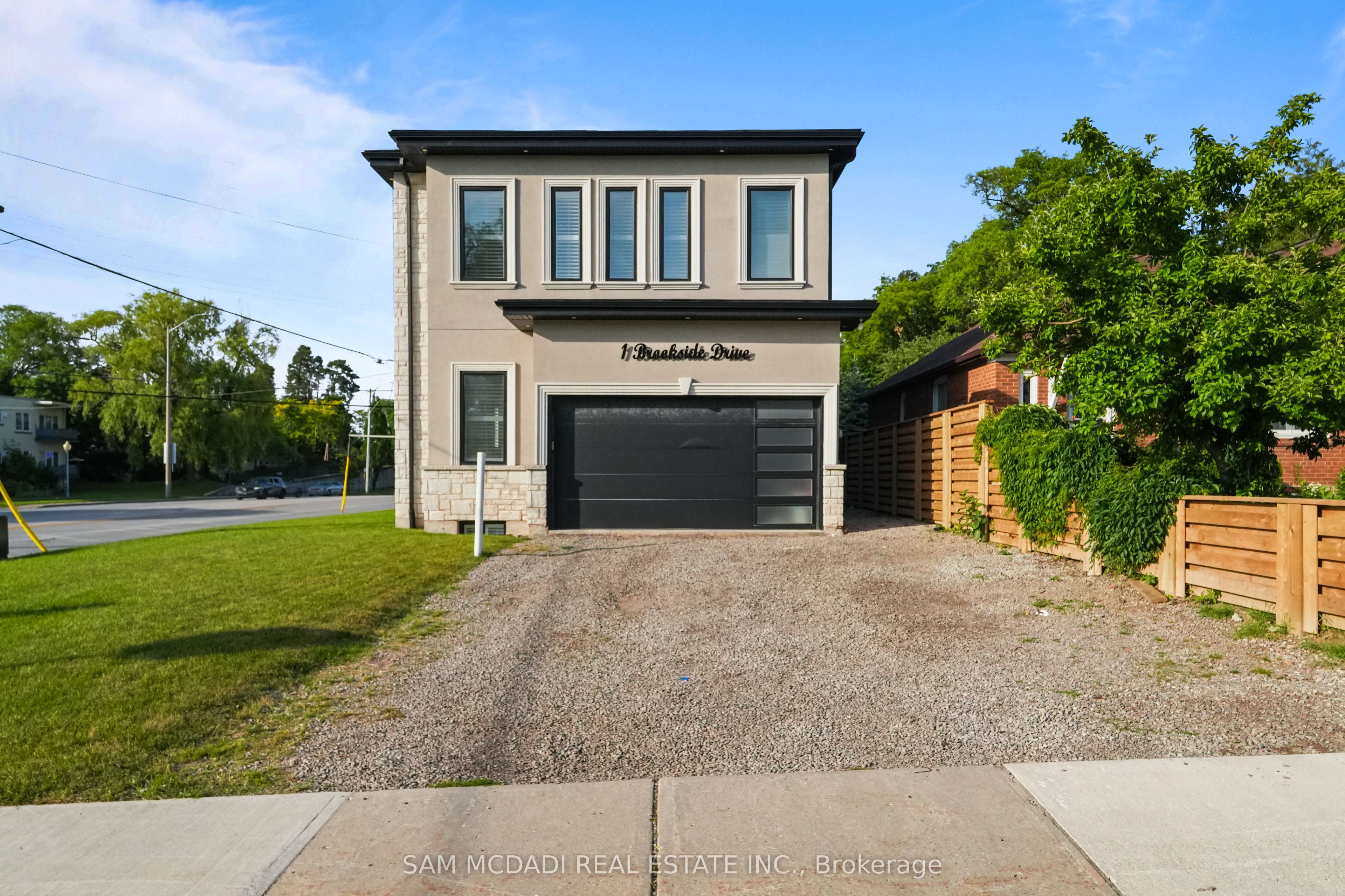 1 Brookside Drive, Mississauga, On L5m 1h2