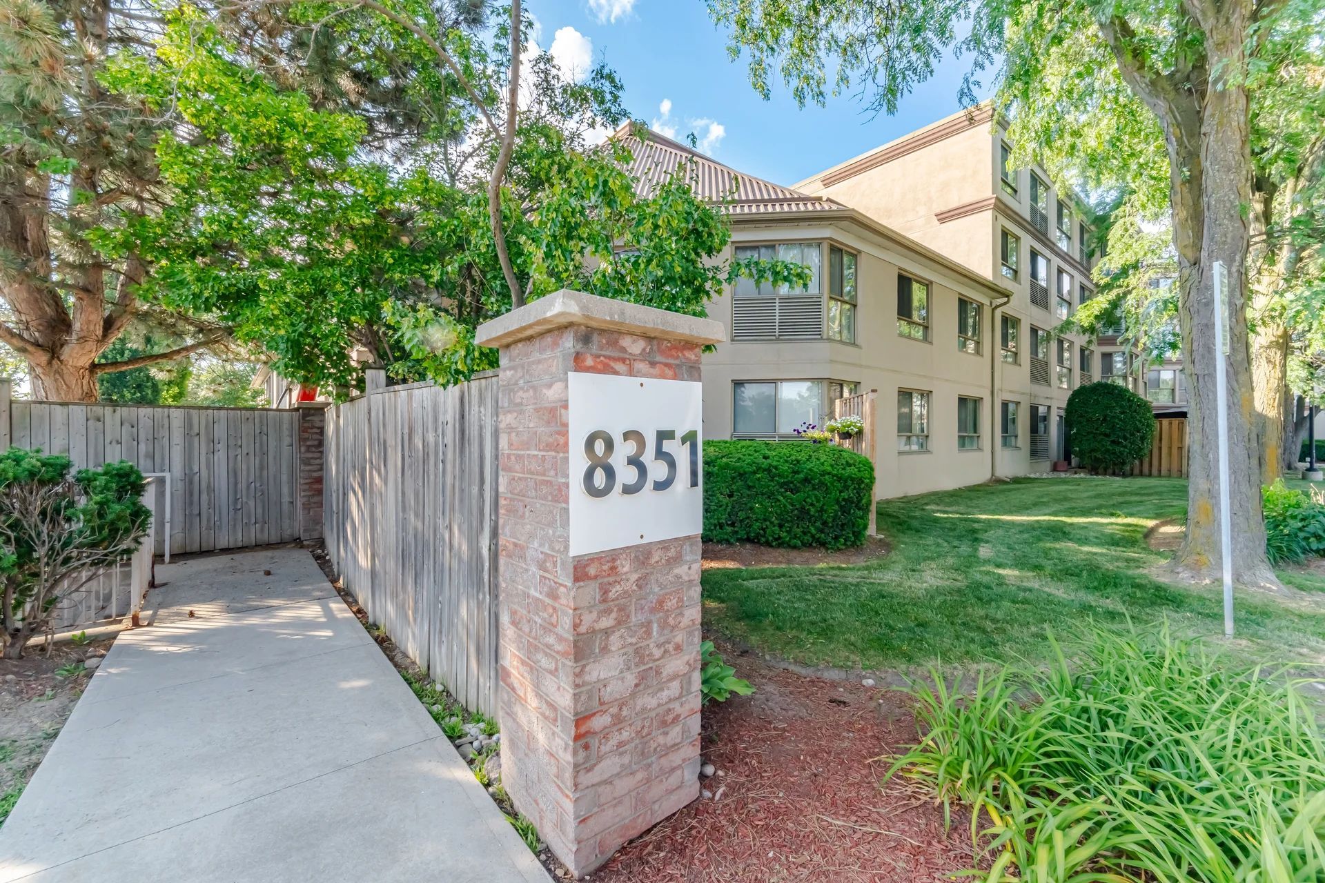 8351 Mclaughlin Road E 407, Brampton, On L6y 4h8