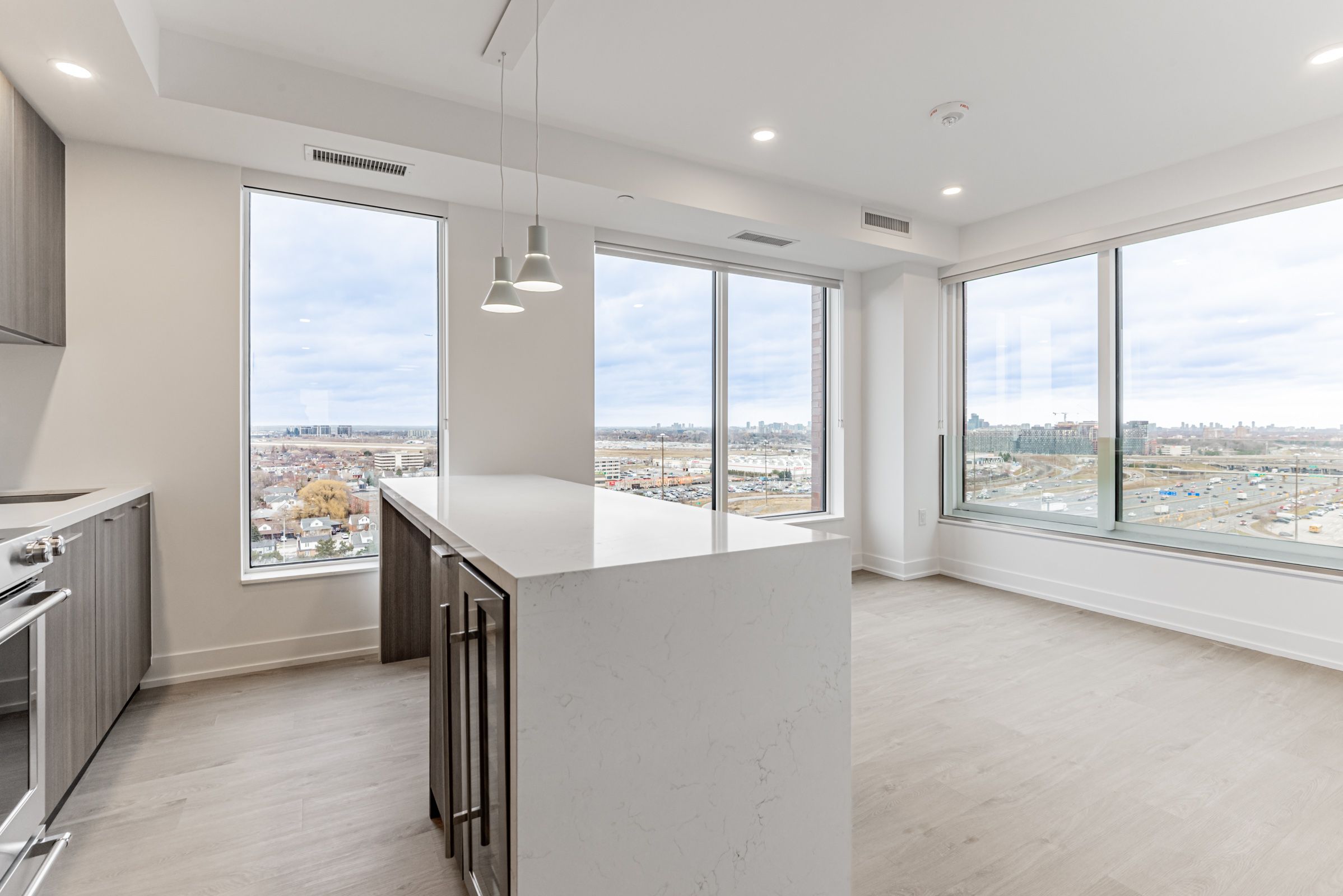 29 York Garden Way 1809, Toronto, On M6a 2v1