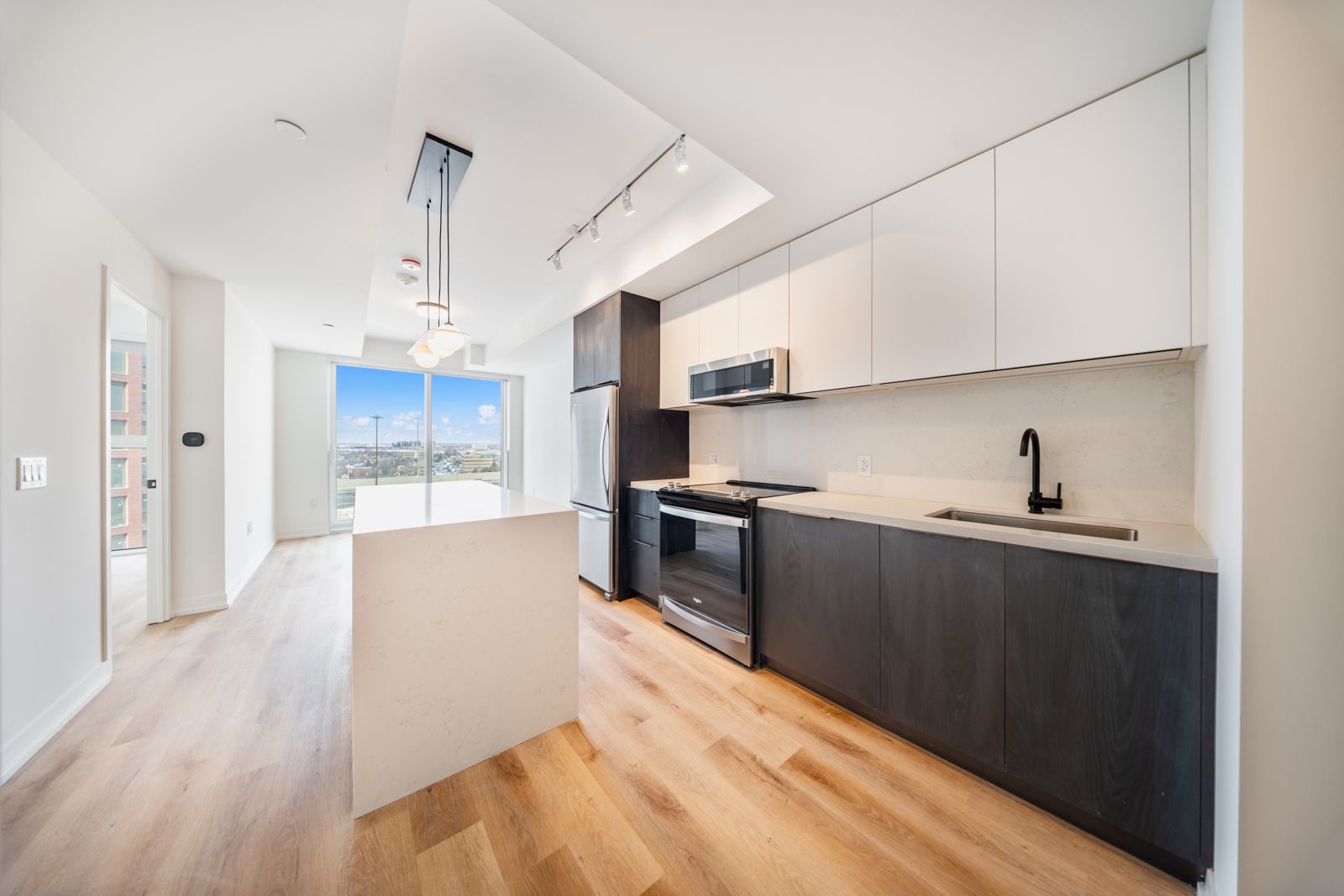 5 York Garden Way 1701, Toronto, On M6a 2v1