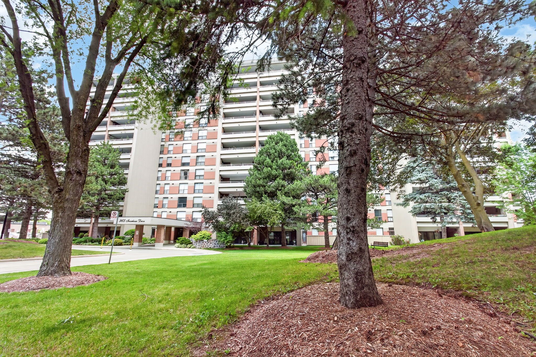 965 Inverhouse Drive 504, Mississauga, On L5j 4b4
