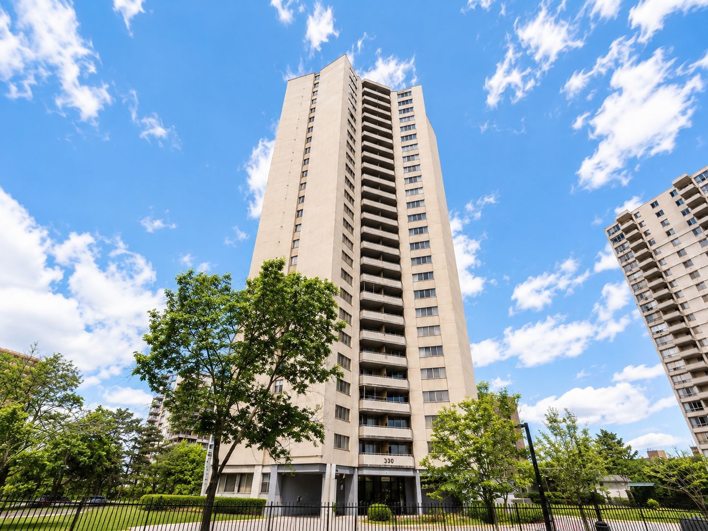 330 Dixon Road 1902, Toronto, On M9r 1s9